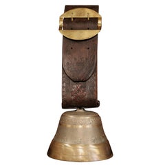 Antike deutsche Kuhglocke aus Bronze mit originalem Lederriemen und Schnalle von 1924