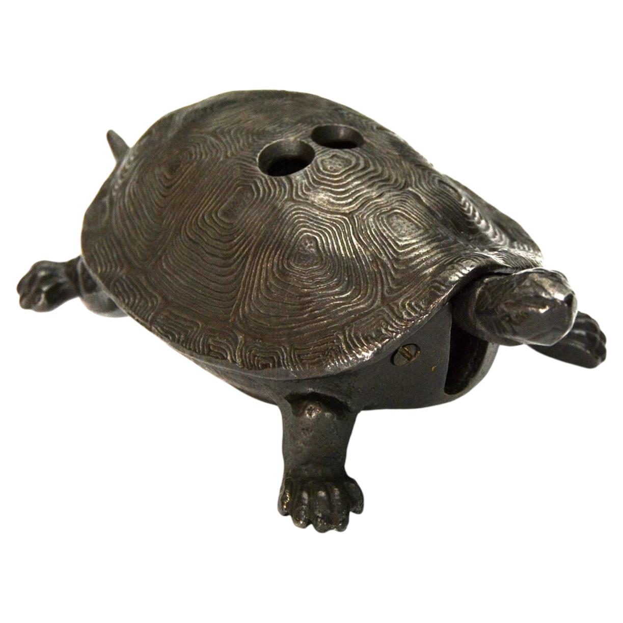 Coupe-cigare mécanique en bronze allemand ancien à grande figurine de tortue