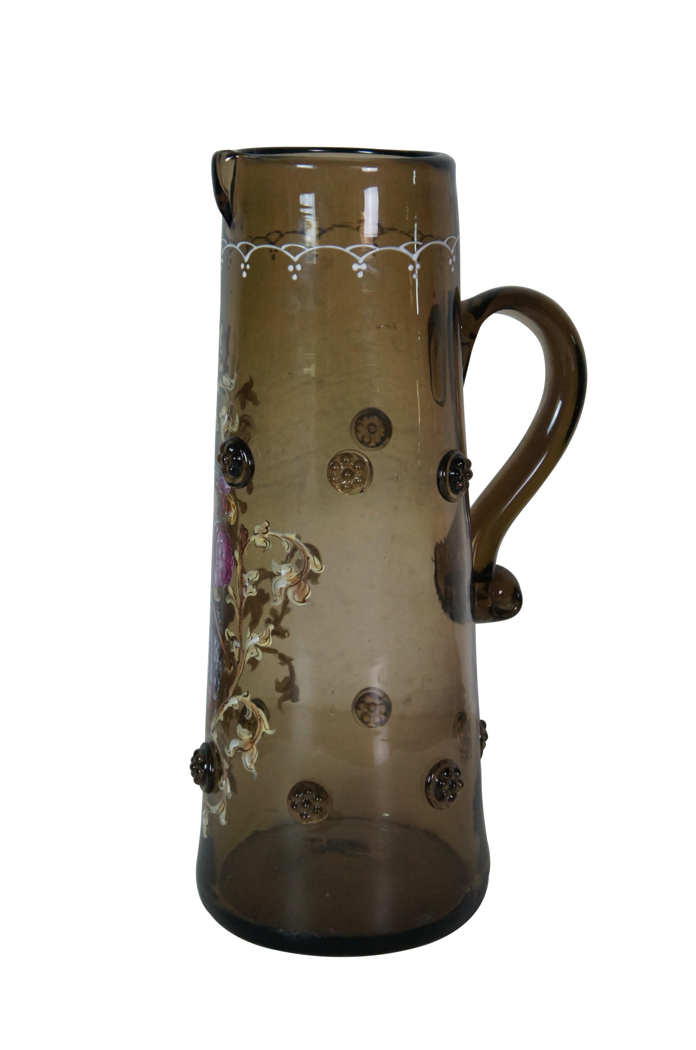 Antiguo cántaro / aguamanil alemán / bohemio de vidrio marrón de finales del siglo XIX - principios del XX - forma de vaso cilíndrico alto soplado a mano con pico pequeño, asa en forma de volutas y medallones / botones aplicados. Pintado a mano /