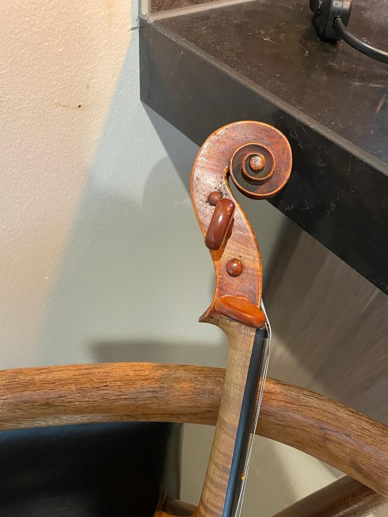 This antique German violin, crafted in 1850's, 
is in style of (bering the copy label of)
Giovanni Maggini Brescia. 

It features decorative purfling motifs on the back & 
double-purling on both plates. 

It bears the repair label of John