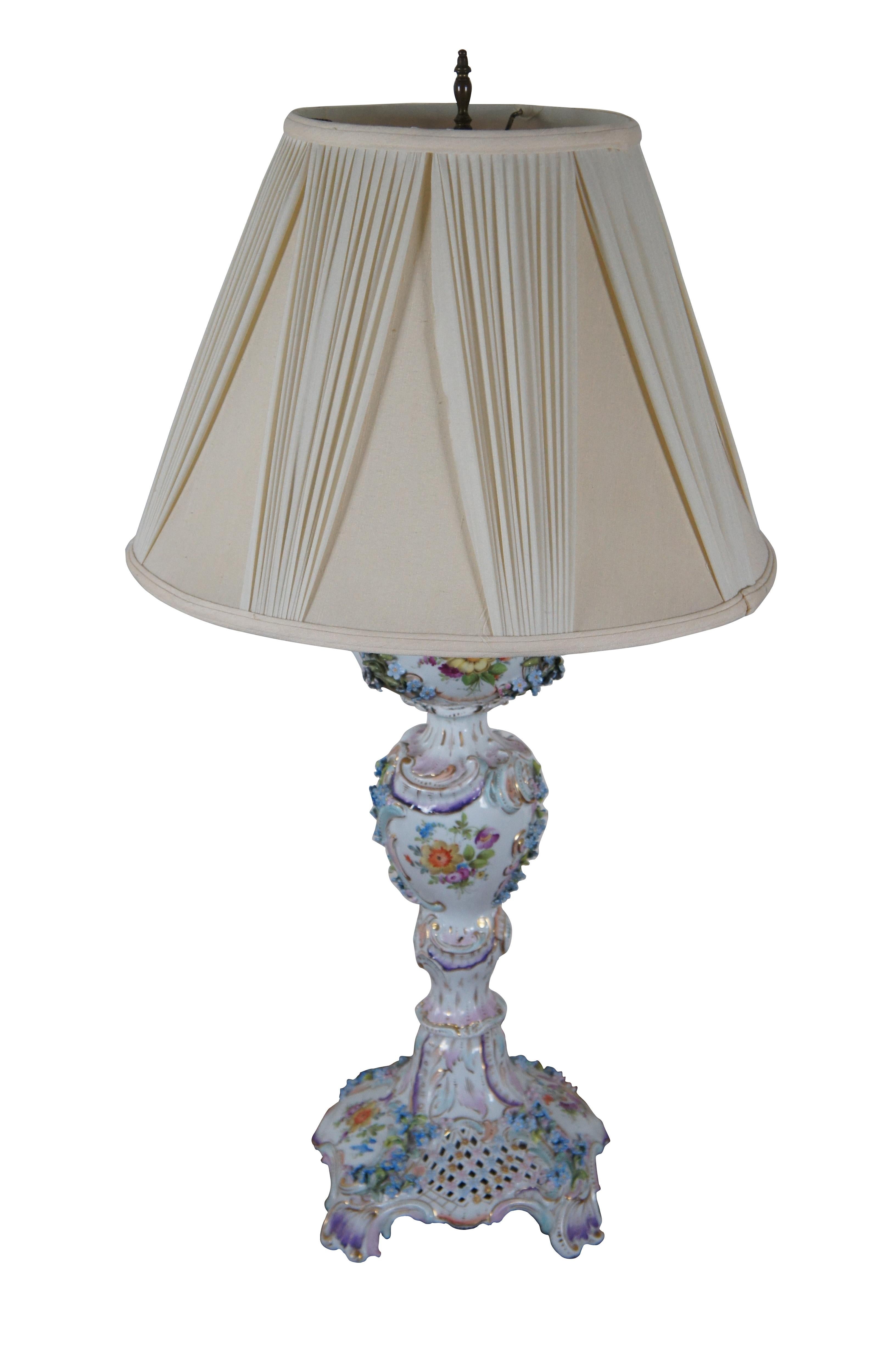 Lampe de table à deux lumières en porcelaine de Carl Thieme Meissen / Dresde de la fin du XIXe siècle - début du XXe siècle. La base réticulée et le corps en forme de lampe à huile / double globe sont rehaussés de gerbes de myosotis en trois