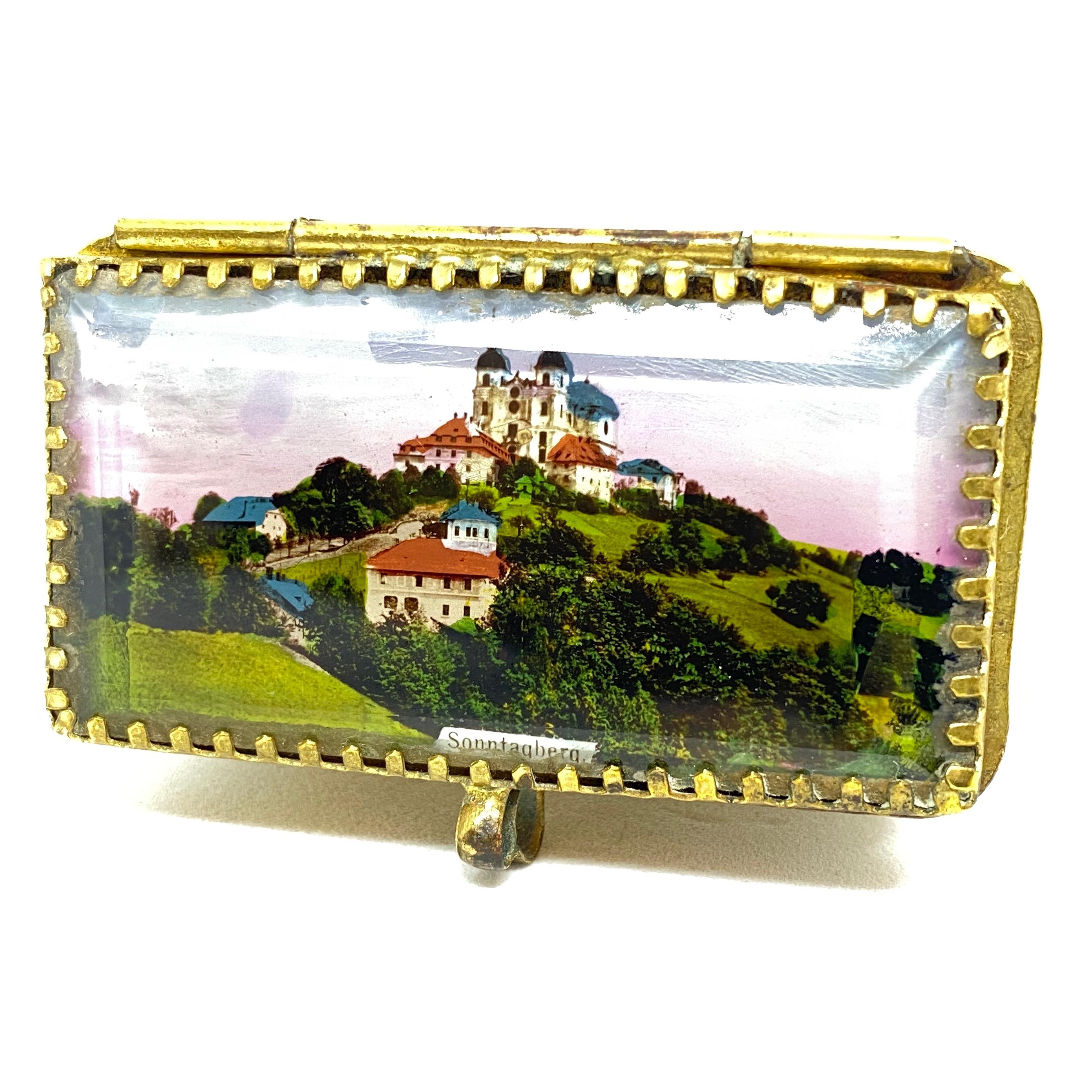 Boîte à bijoux allemande ancienne Souvenir de ville en verre doré et satin, années 1900 Bon état - En vente à Nuernberg, DE