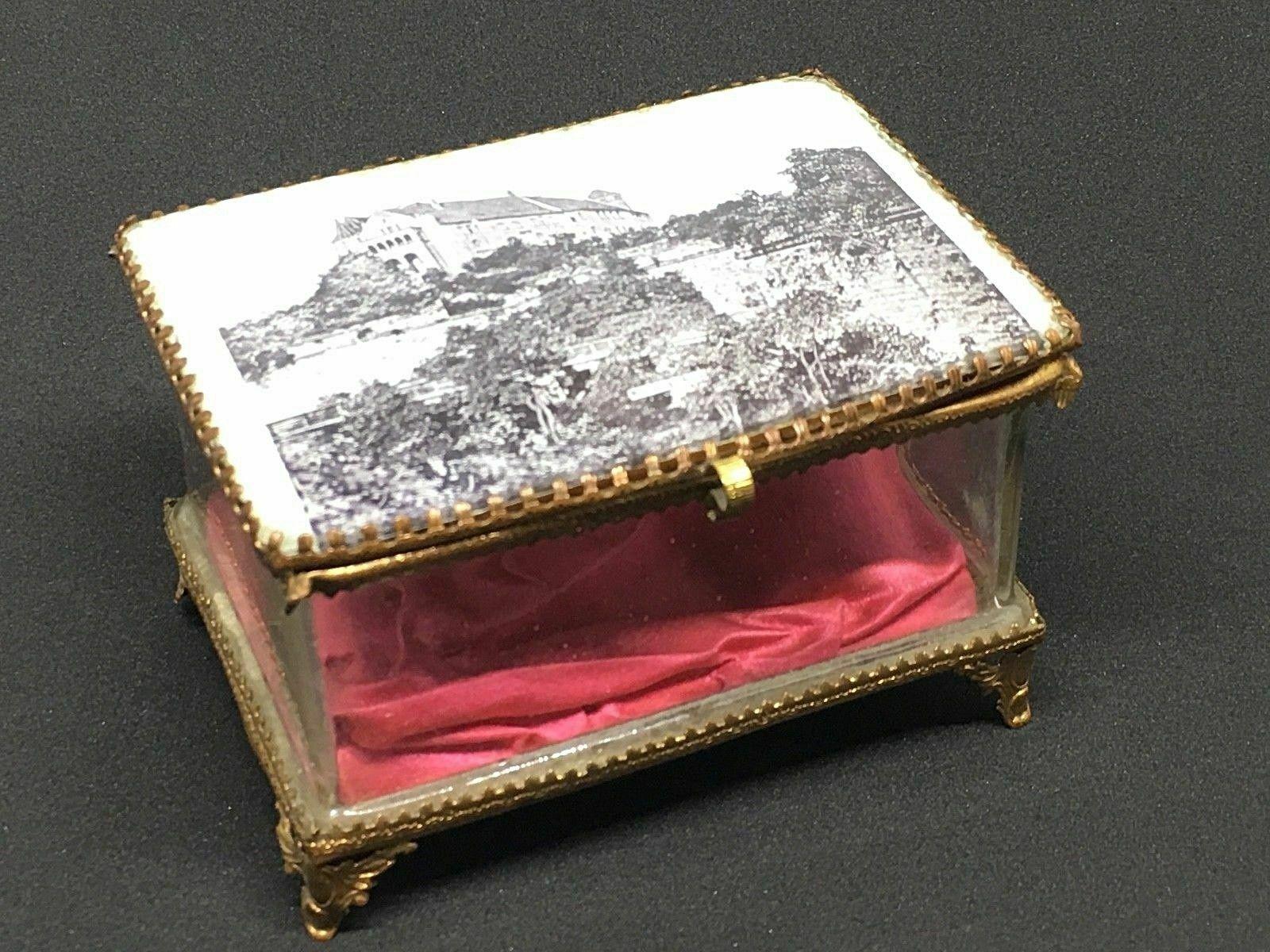 Une magnifique boîte à bijoux en verre avec quelques ornements en bronze doré. Le couvercle à charnière présente une vue de la ville du château de Nuremberg. Aucune restauration n'a été effectuée sur cette charmante petite boîte à bijoux, qui reste