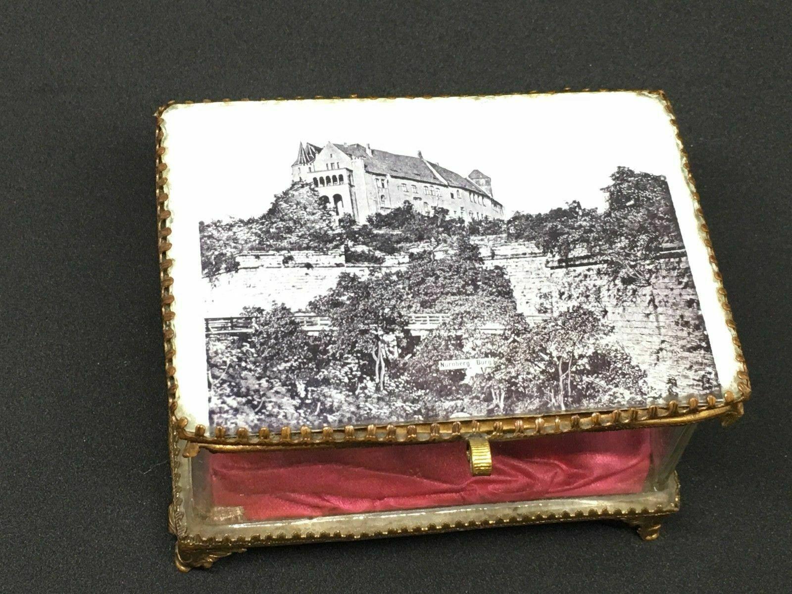 Allemand Boîte à coffret à bijoux allemande ancienne Souvenir en verre et satin de Nuremberg, années 1890 en vente