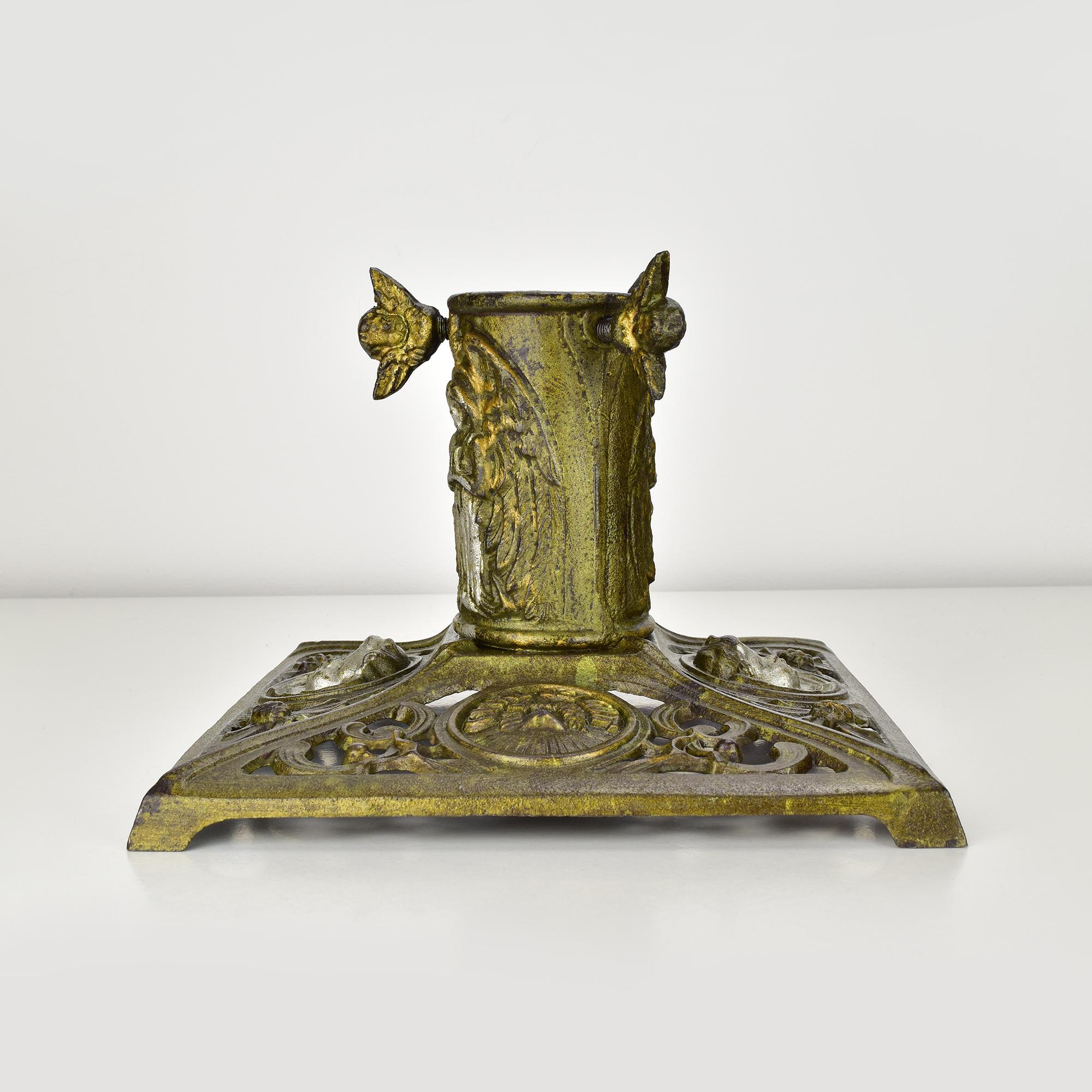 Antiker deutscher Christbaumständer aus Gusseisen mit Engel- und Puttenmotiv (Art nouveau) im Angebot