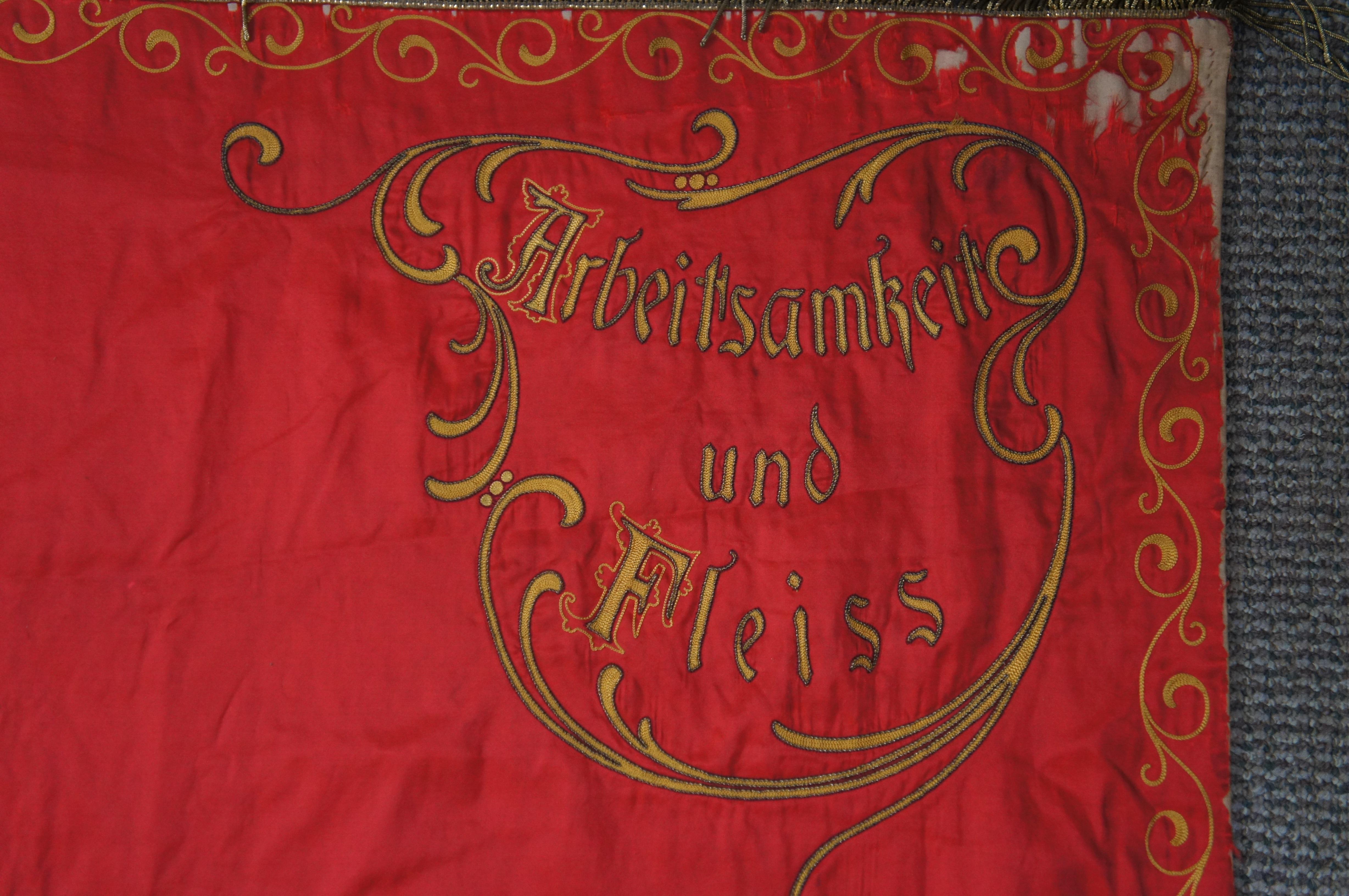 Drapeau brodé ancien de l'association catholique allemande des Journeymen Association de Dayton, Ohio, 71