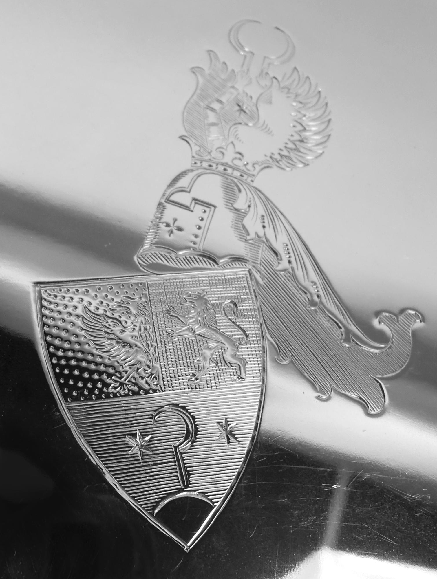 Plateau à thé en argent classique 800 allemand, vers 1920. Rectangulaire et chanfreiné ; poignées d'extrémité montées sur coquille et enveloppées de feuilles. Des coquilles Saint-Jacques dans des rinceaux appliqués et des entourages de fleurs en