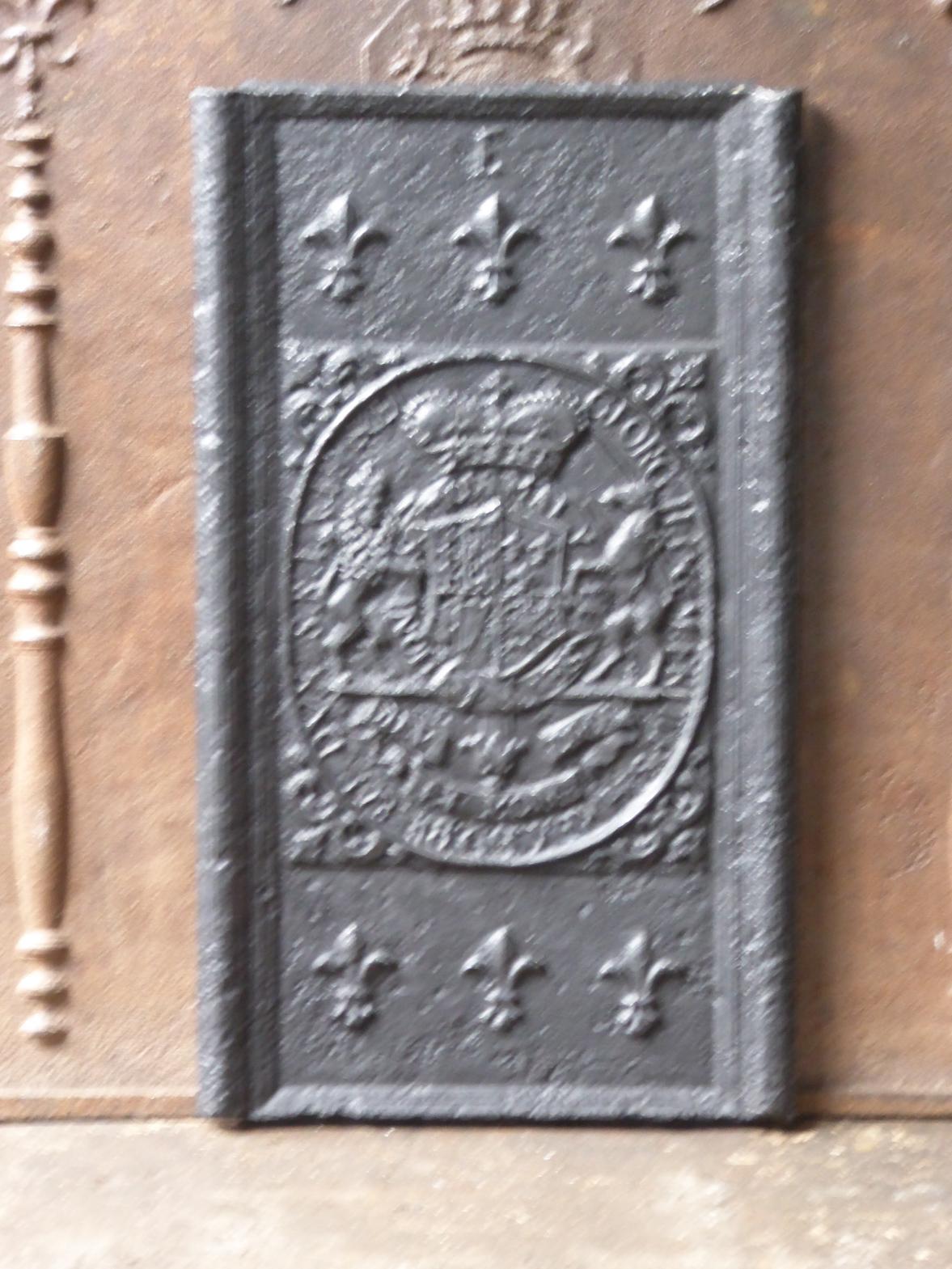 Plaque de cheminée allemande du 17e - 18e siècle, d'époque Louis XIV, avec des armoiries inconnues.

La plaque de cheminée est en fonte et a une patine noire/étain. La plaque de cheminée est en bon état et ne présente pas de