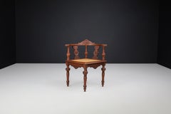 Ancienne chaise d'angle allemande, CIRCA 1880 - Noyer sculpté à la main avec assise cannée
