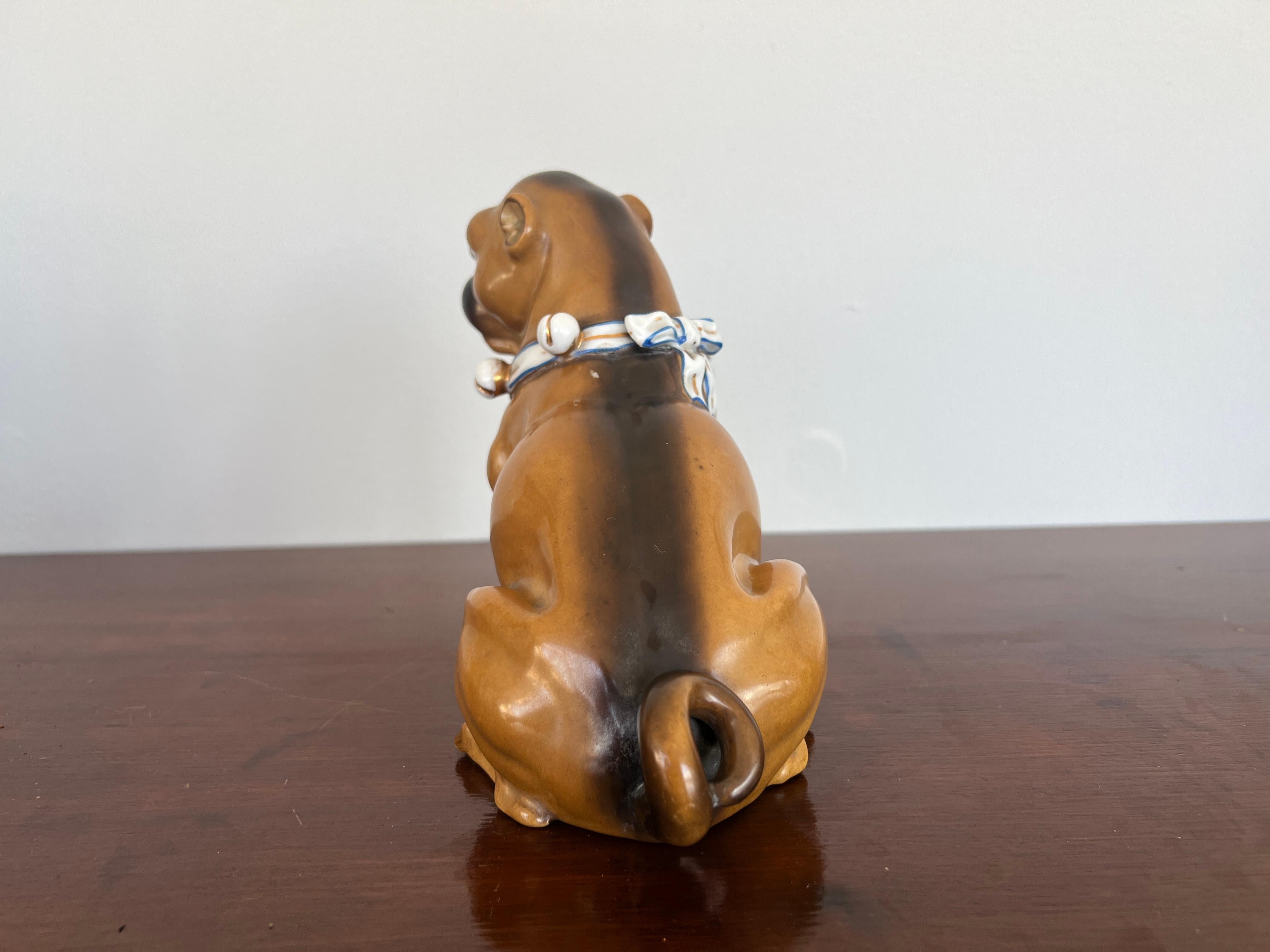 Antike deutsche Hunde-Porzellanfigur eines sitzenden Pugs (Deutsch) im Angebot