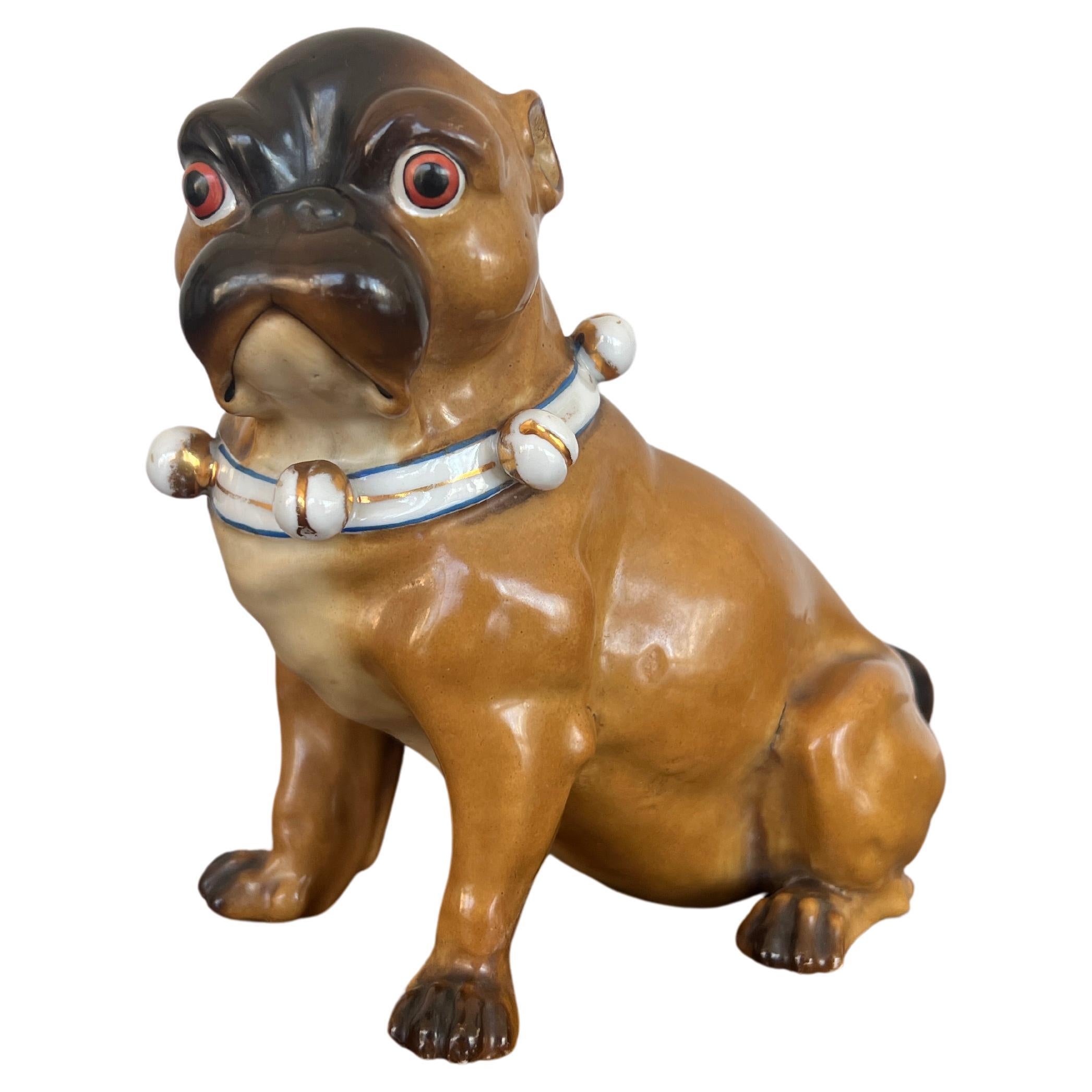 Antike deutsche Hunde-Porzellanfigur eines sitzenden Pugs im Angebot
