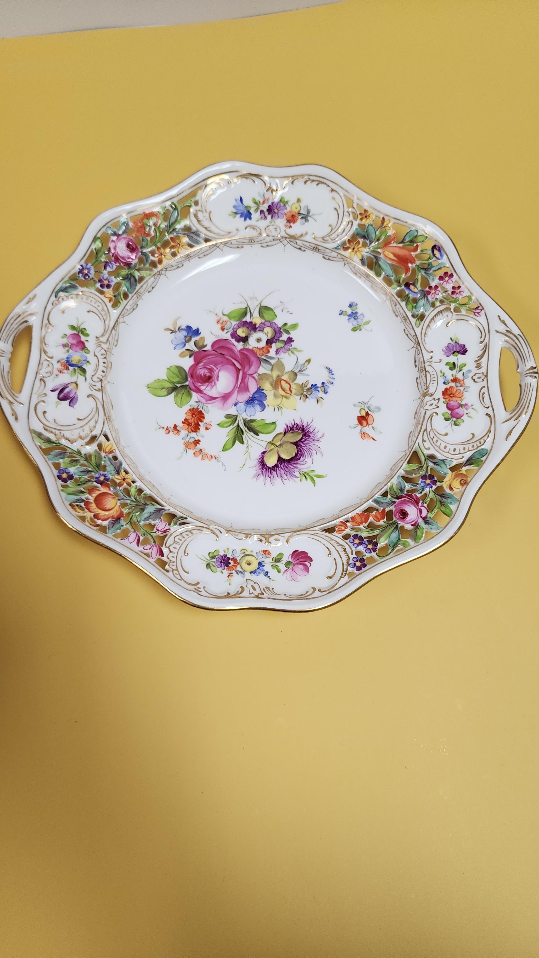 Début du 20ème siècle Assiette à gâteau réticulée ancienne allemande de Dresde Carl Thiem  en vente