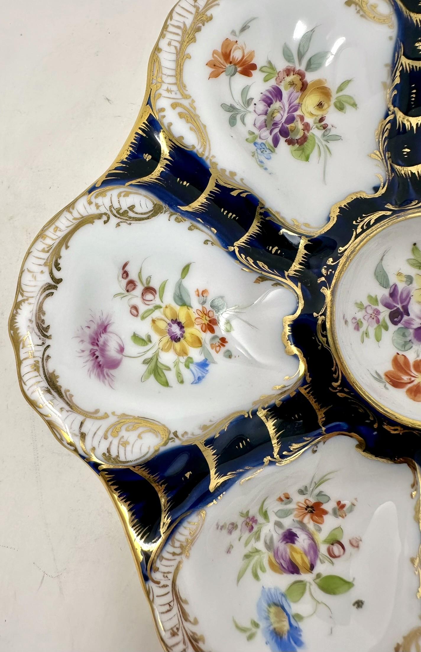 Ancienne assiette à huître en porcelaine de Dresde bleu cobalt avec détails floraux et orfèvrerie peinte à la main, vers 1880. 
