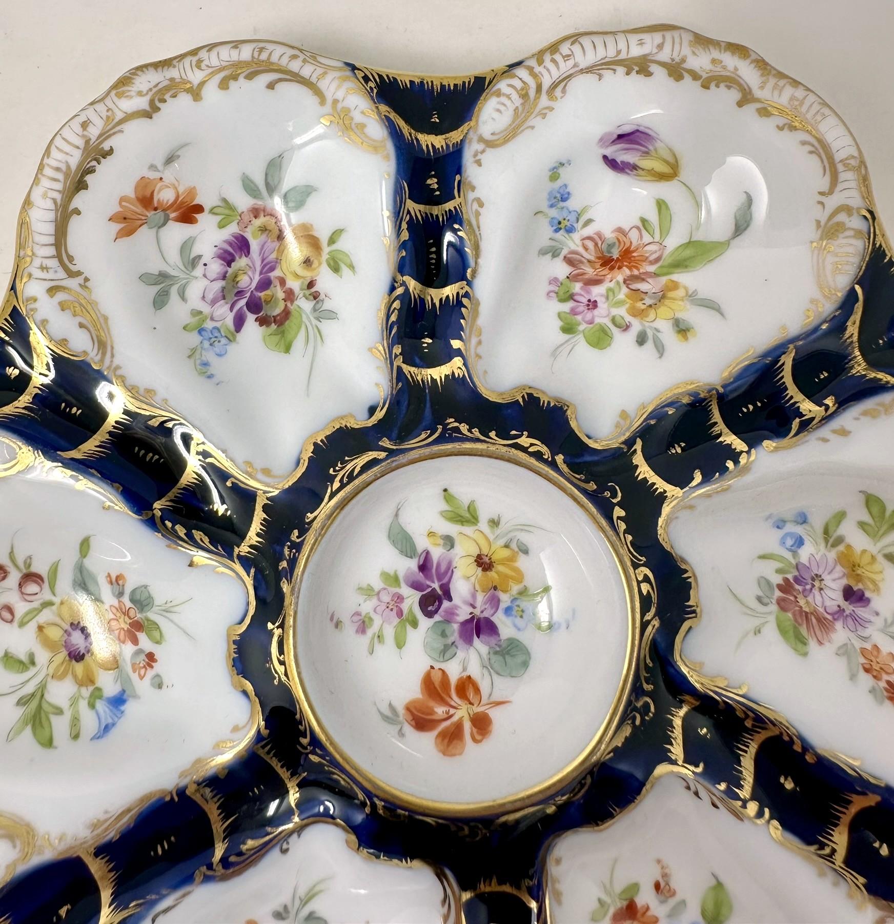 Allemand Ancienne assiette à huître en porcelaine allemande de Dresden Porcelain bleu cobalt et or, Circa 1880. en vente