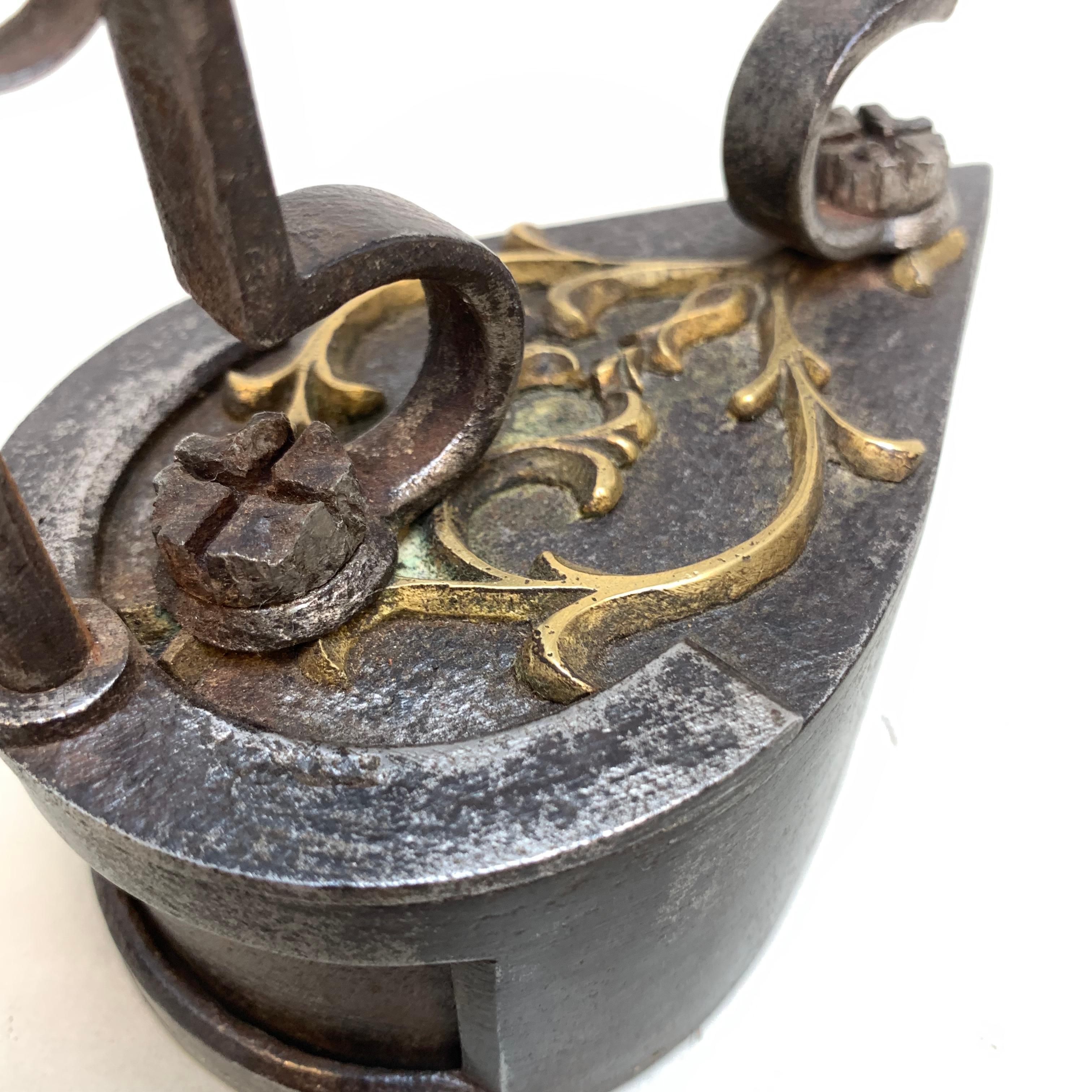Ancien fer à repasser allemand en forme de goutte et décoré de laiton, 19e siècle en vente 3