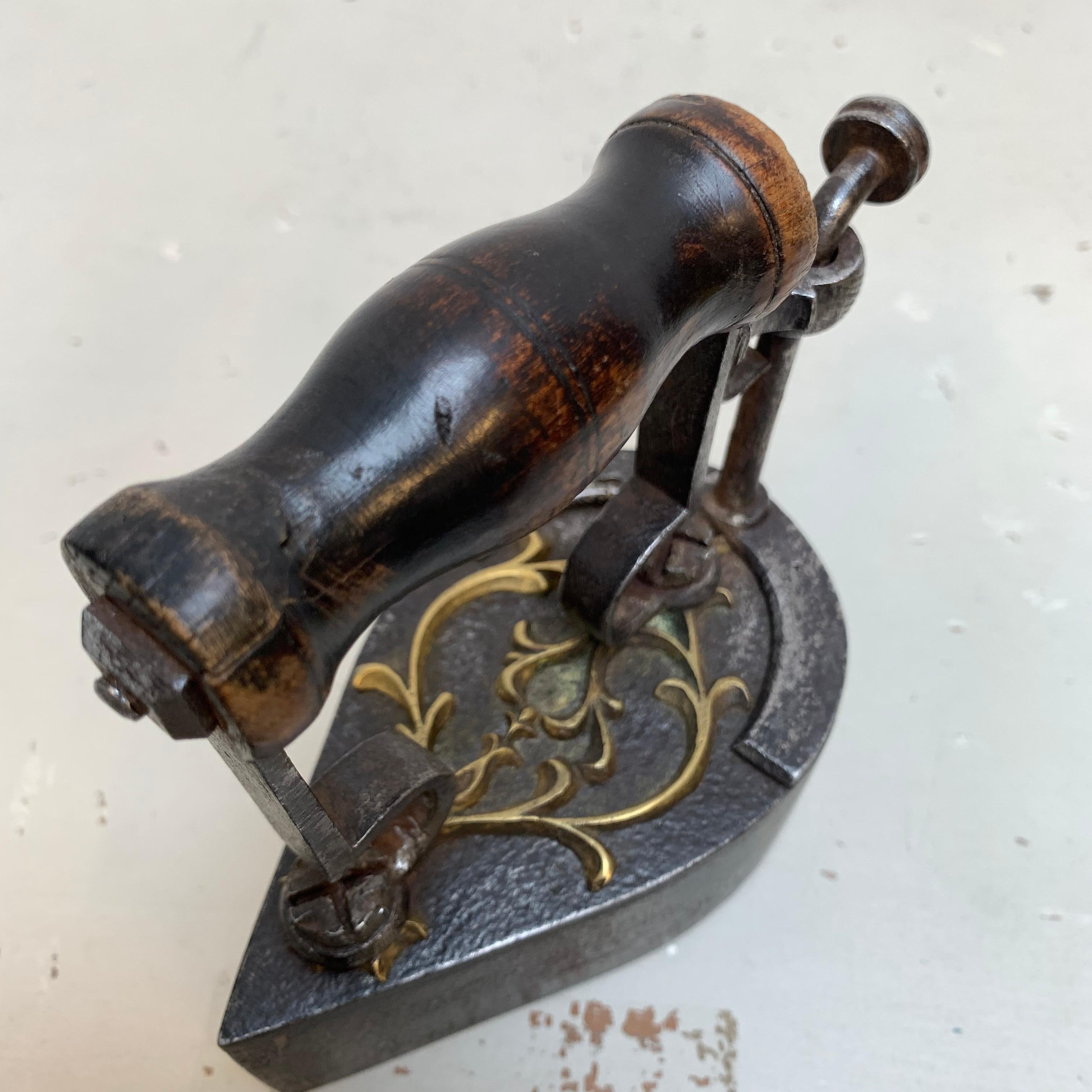 Ancien fer à repasser allemand en forme de goutte et décoré de laiton, 19e siècle en vente 6