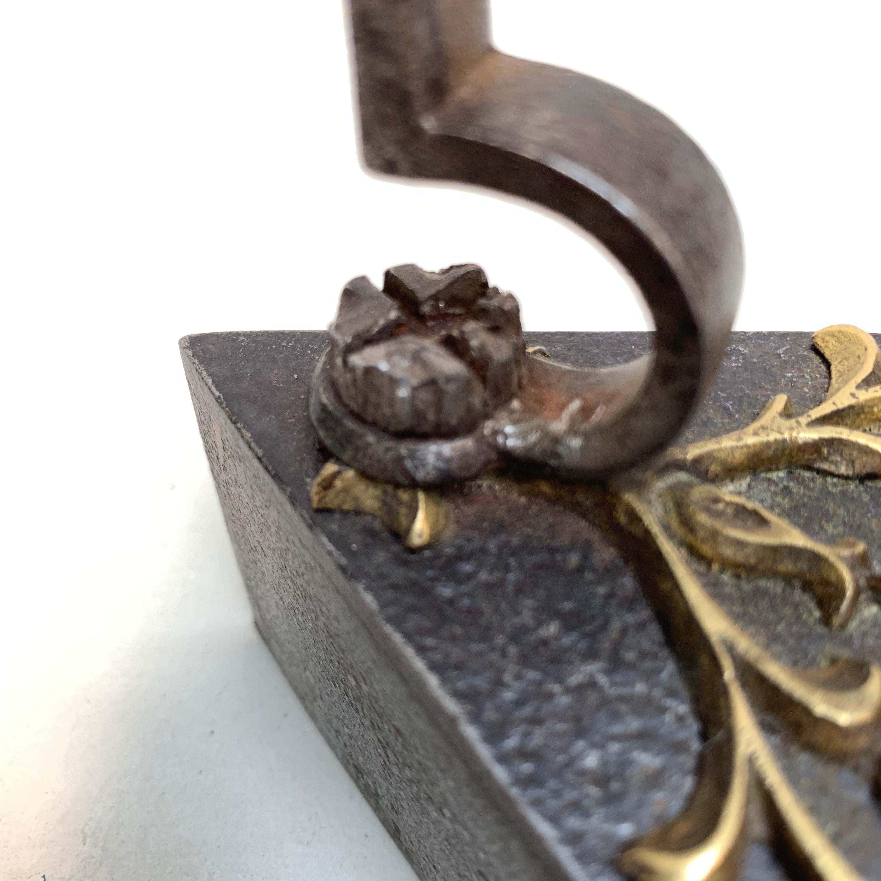 Antiguo hierro alemán en forma de gota y decorado con latón, S. XIX 9