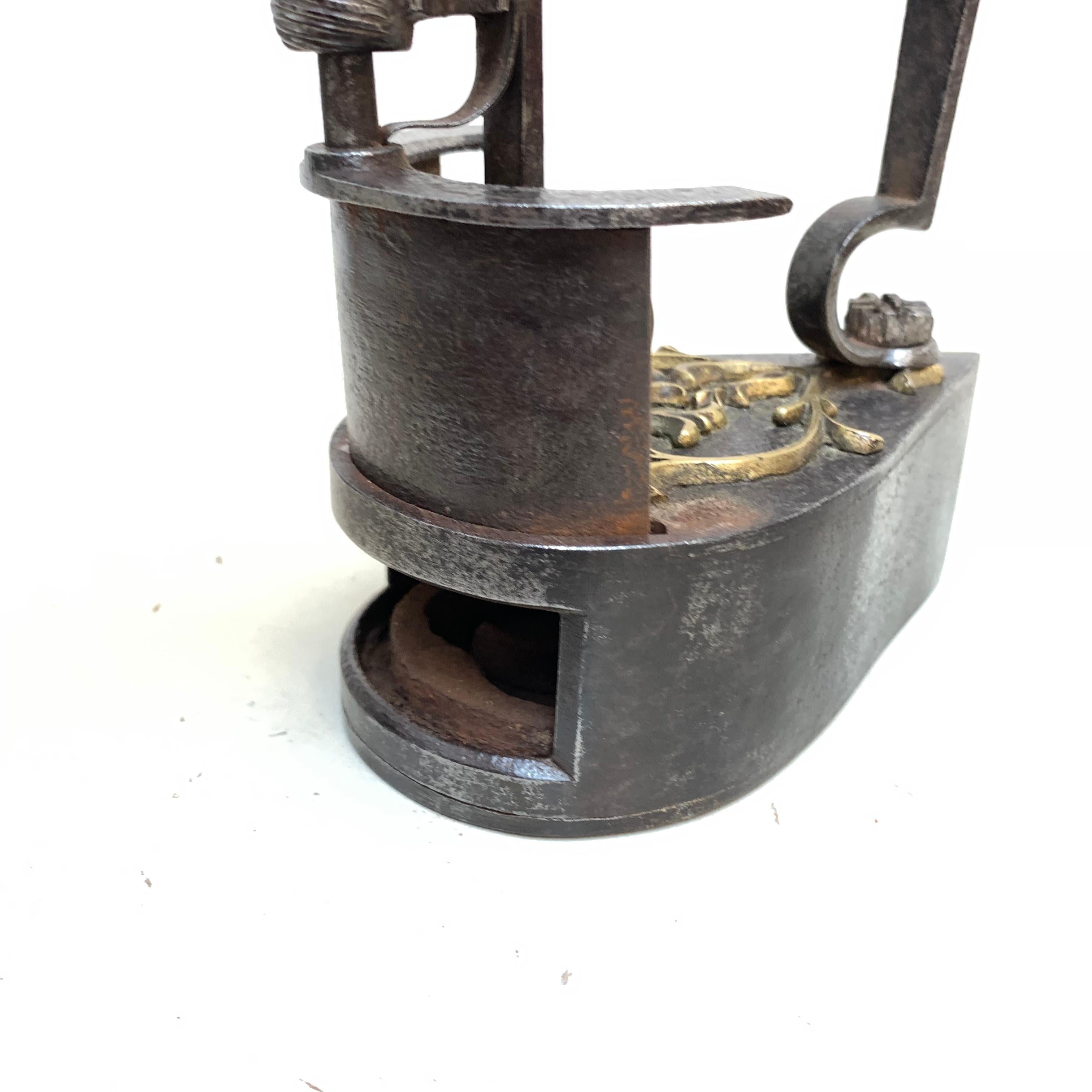 Antiguo hierro alemán en forma de gota y decorado con latón, S. XIX 10