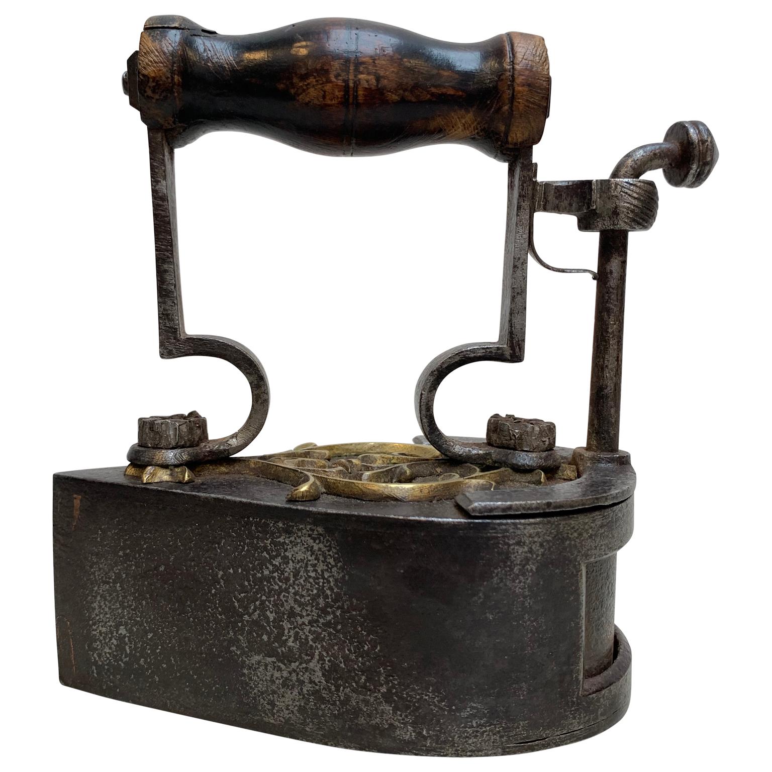 Antiguo hierro alemán en forma de gota y decorado con latón, S. XIX Alemán