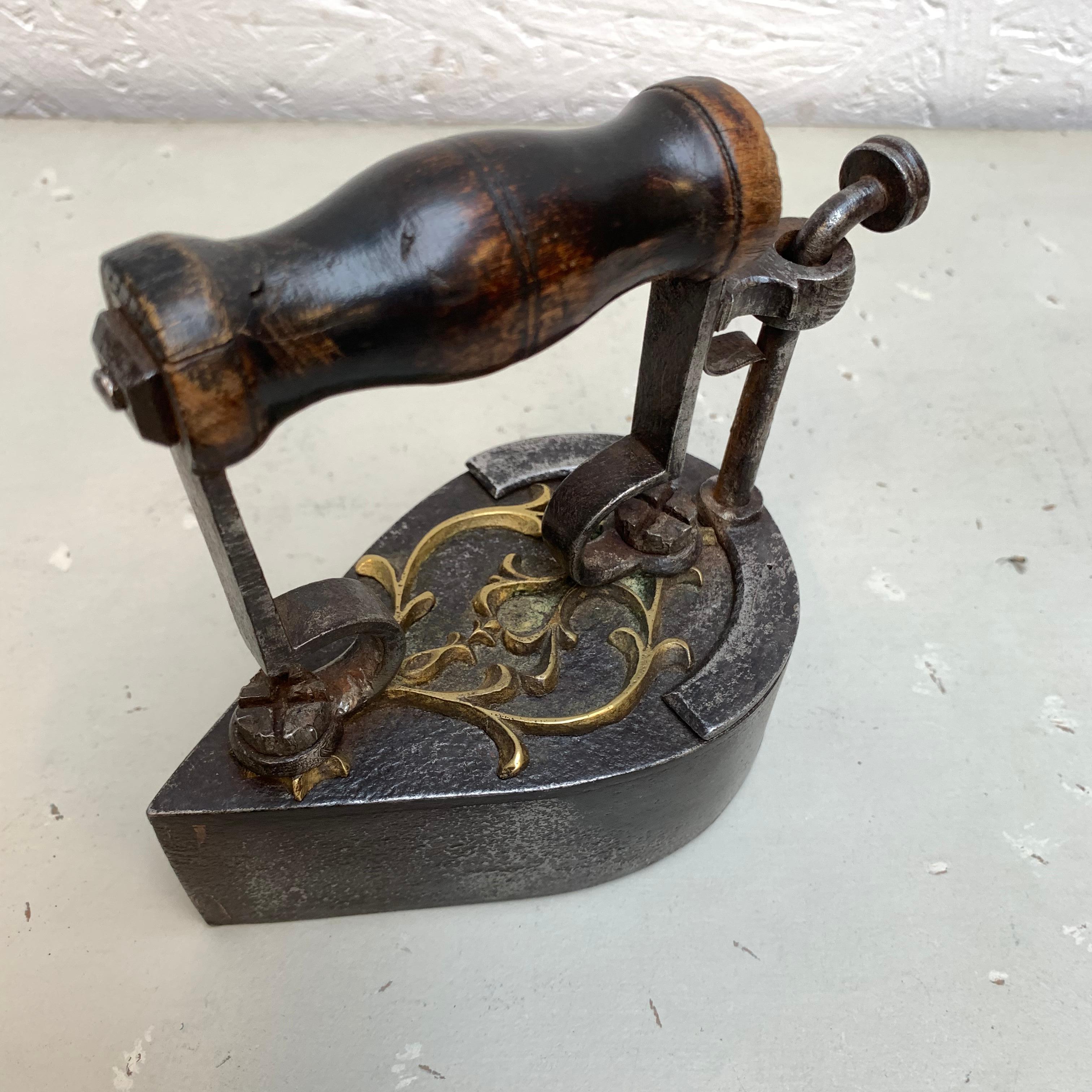 Antiguo hierro alemán en forma de gota y decorado con latón, S. XIX Hecho a mano