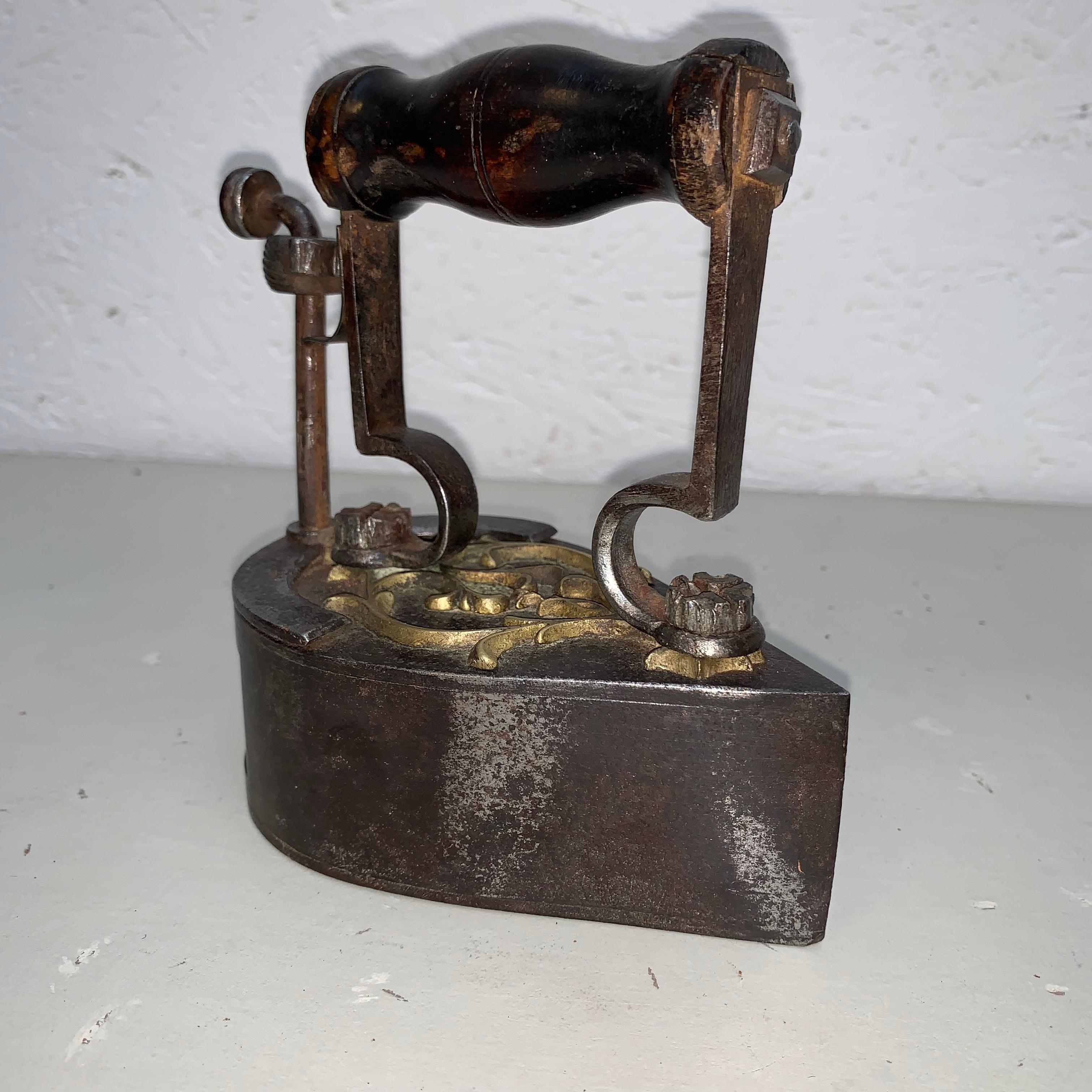 Antiguo hierro alemán en forma de gota y decorado con latón, S. XIX en Bueno Estado en Haddonfield, NJ