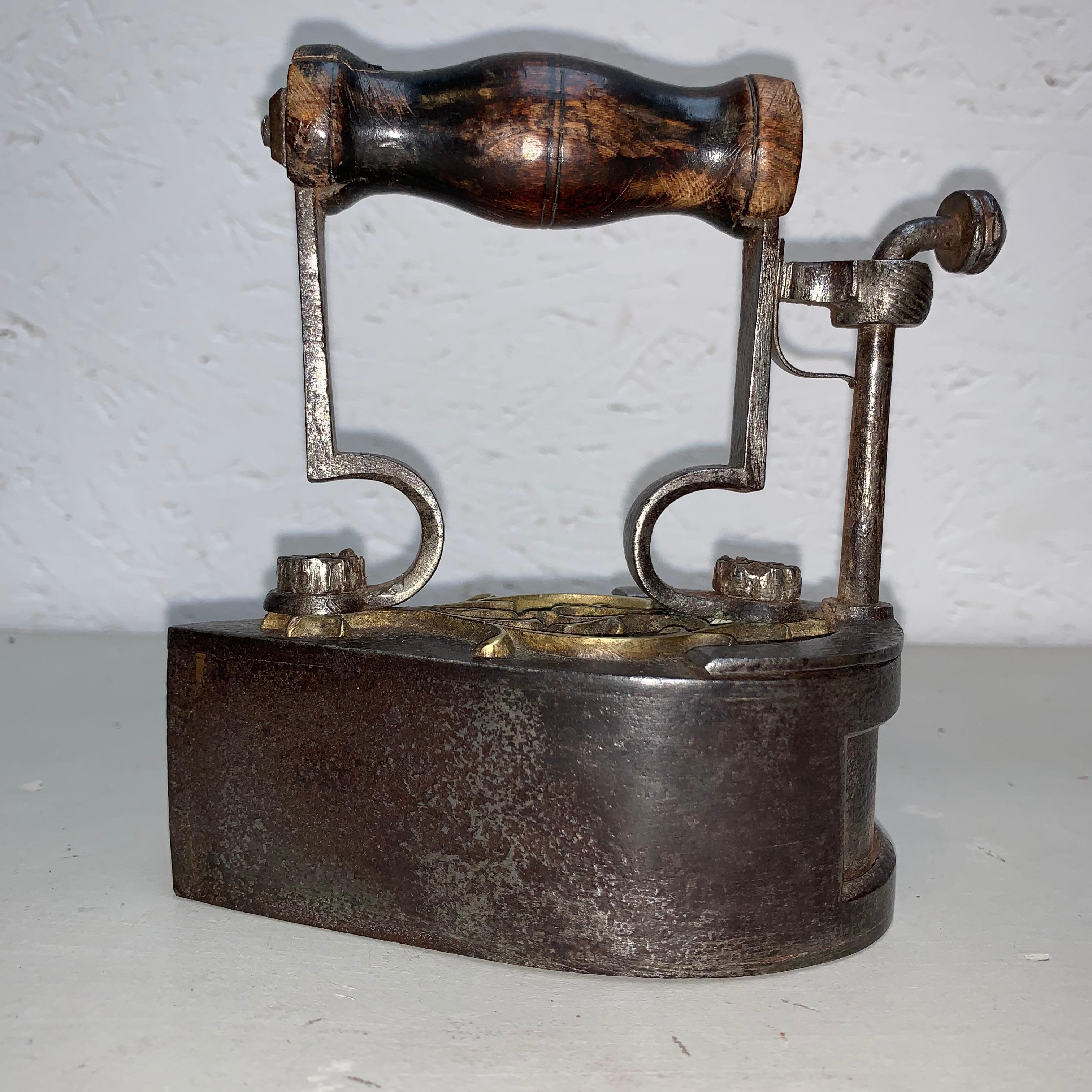 XIXe siècle Ancien fer à repasser allemand en forme de goutte et décoré de laiton, 19e siècle en vente