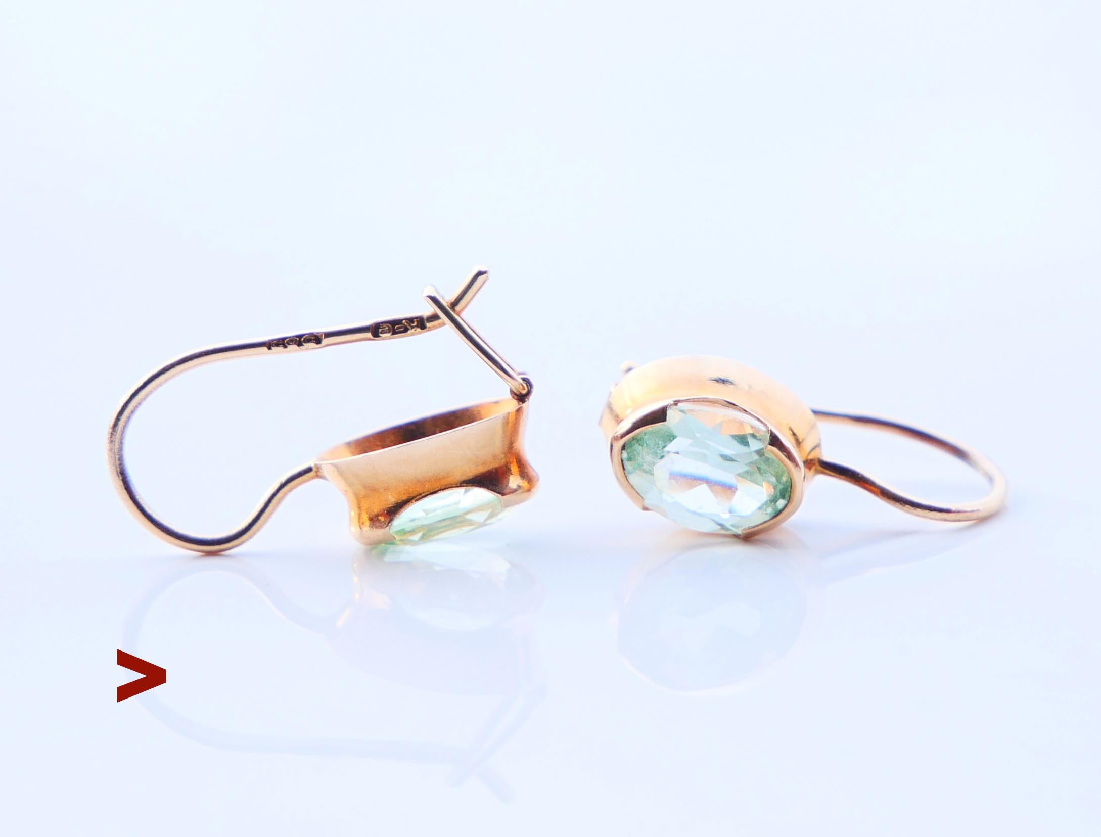 Ein Paar deutsche ca. 1920er - 1930er Jahre.  Ohrringe aus 14-karätigem Gold, verziert mit grünen Spinellsteinen im Ovalschliff. Die Steine sind wahrscheinlich im Labor hergestellt.

Beide Drähte sind mit 585 und den Initialen des Herstellers