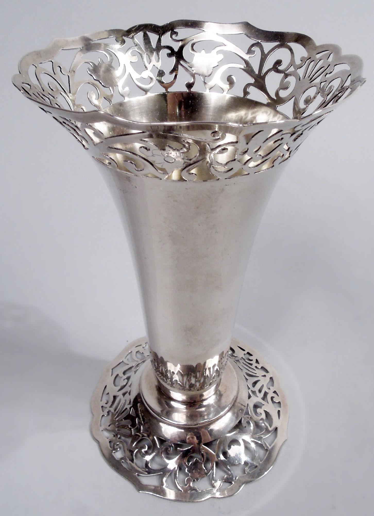 Deutsche Edwardian Classical 800 Silbervase, ca. 1910. Spitz zulaufende Schale auf erhöhtem und gespreiztem Fuß. Breiter Mund- und Fußrand mit offenen Schnörkeln, Blumen und Muschelschalen. Markiert.  Gewicht: 4.5 Feinunzen. 