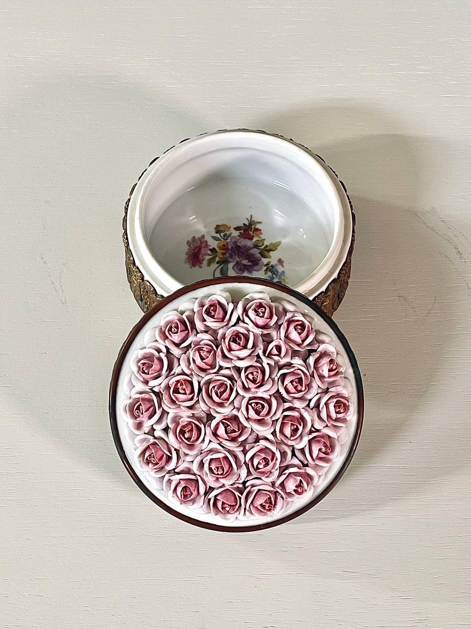 Art déco Boîte à bijoux allemande ancienne à roses en porcelaine Elfinware avec accents en laiton en vente
