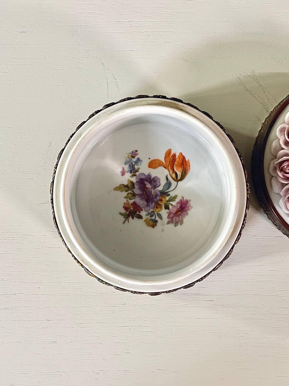 Allemand Boîte à bijoux allemande ancienne à roses en porcelaine Elfinware avec accents en laiton en vente