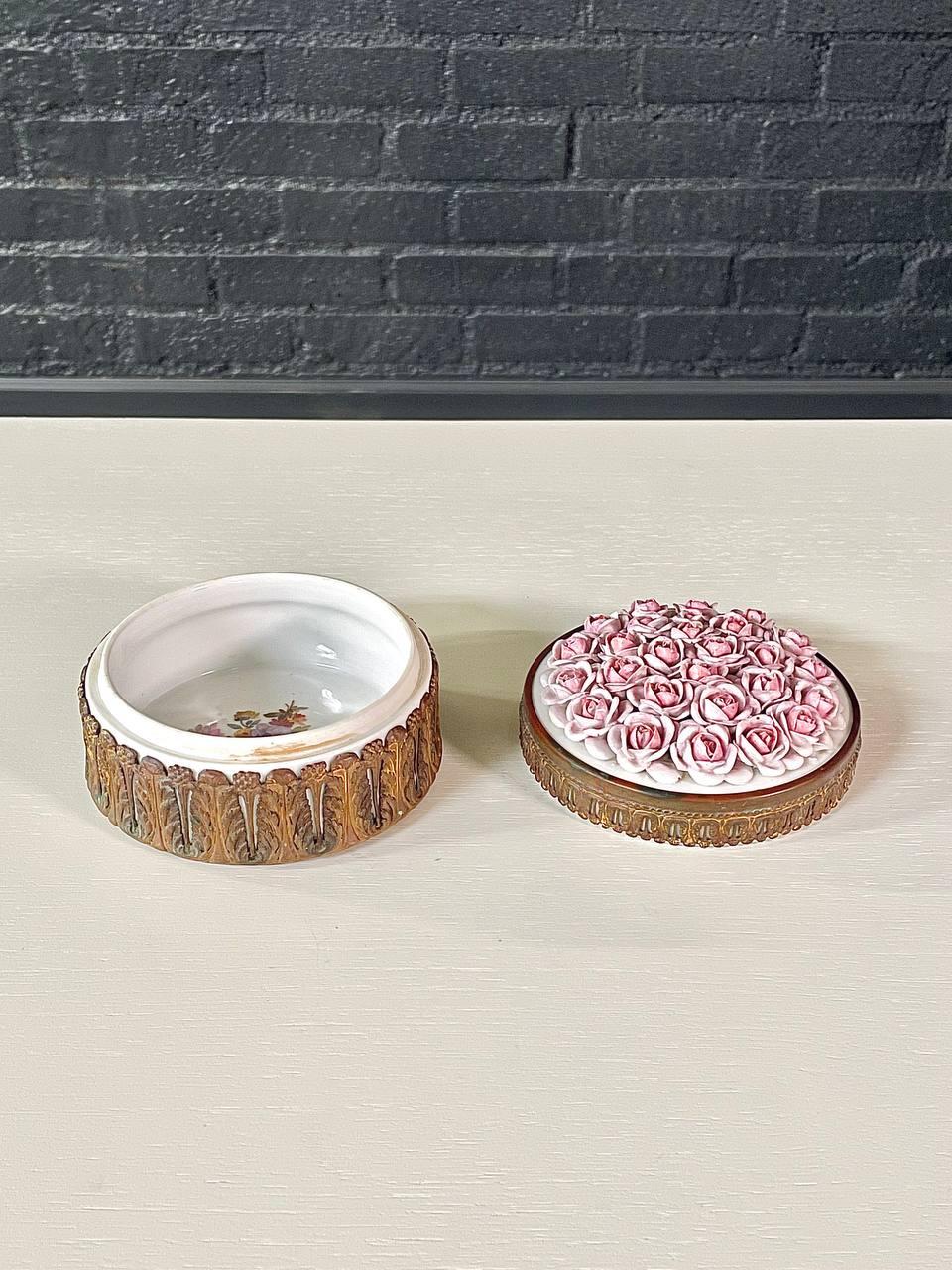 Boîte à bijoux allemande ancienne à roses en porcelaine Elfinware avec accents en laiton Bon état - En vente à Los Angeles, CA