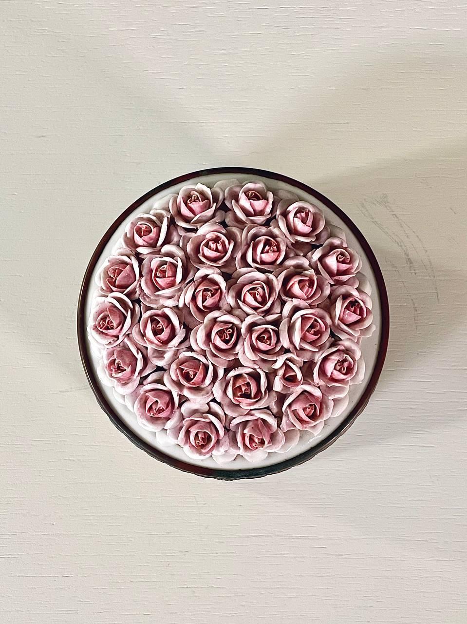 Milieu du XXe siècle Boîte à bijoux allemande ancienne à roses en porcelaine Elfinware avec accents en laiton en vente