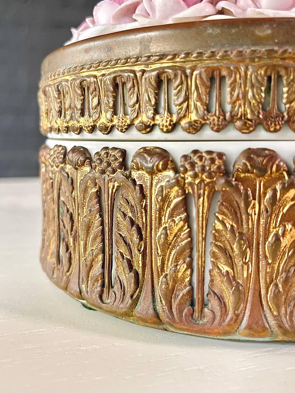 Boîte à bijoux allemande ancienne à roses en porcelaine Elfinware avec accents en laiton en vente 1
