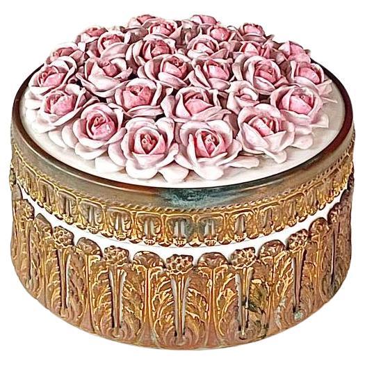 Antigua caja de baratijas de porcelana alemana Elfinware Roses con detalles de latón