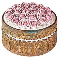 Antigua caja de baratijas de porcelana alemana Elfinware Roses con detalles de latón