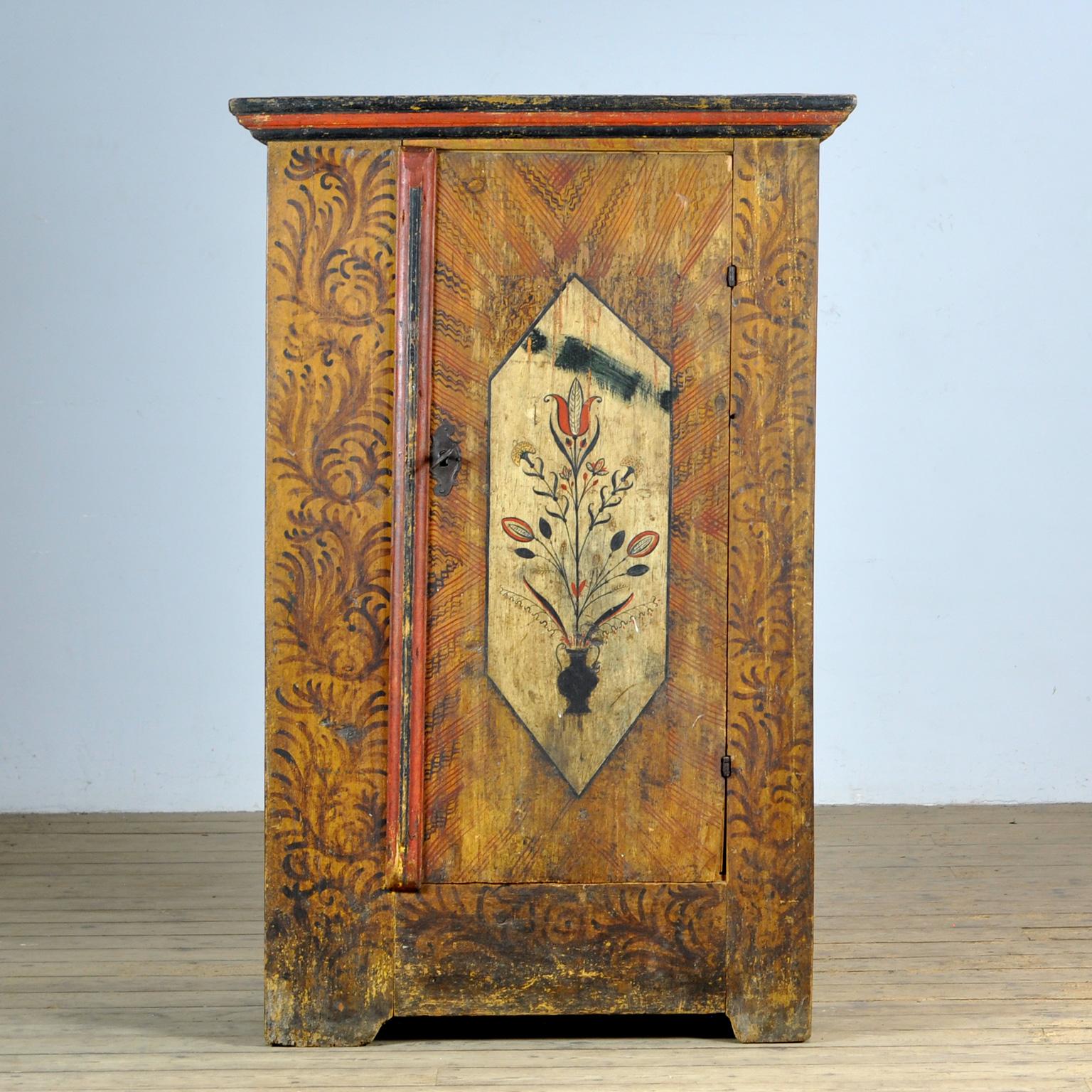 Un mobile in pino proveniente dalla Germania rurale meridionale, risalente al 1850 circa. L'armadio è stato probabilmente regalato come dono di nozze. Questo mobile è realizzato in pino massiccio ed è dipinto a mano con i colori della terra. 4