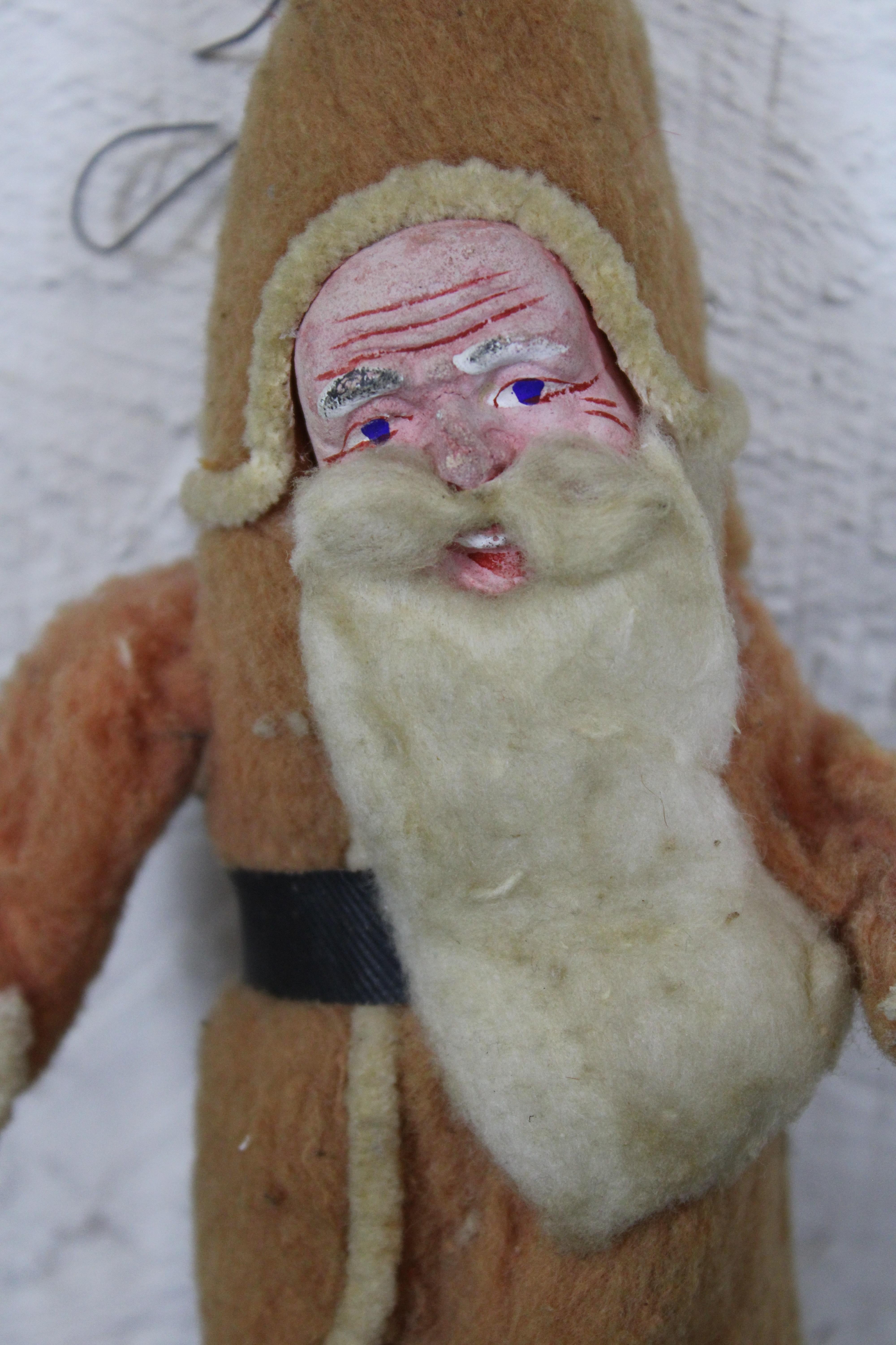 Antike antike deutsche Volkskunst Puppenfigur aus gesponnener Baumwolle und Wolle mit Weihnachtsmann-Verzierung im Angebot 2