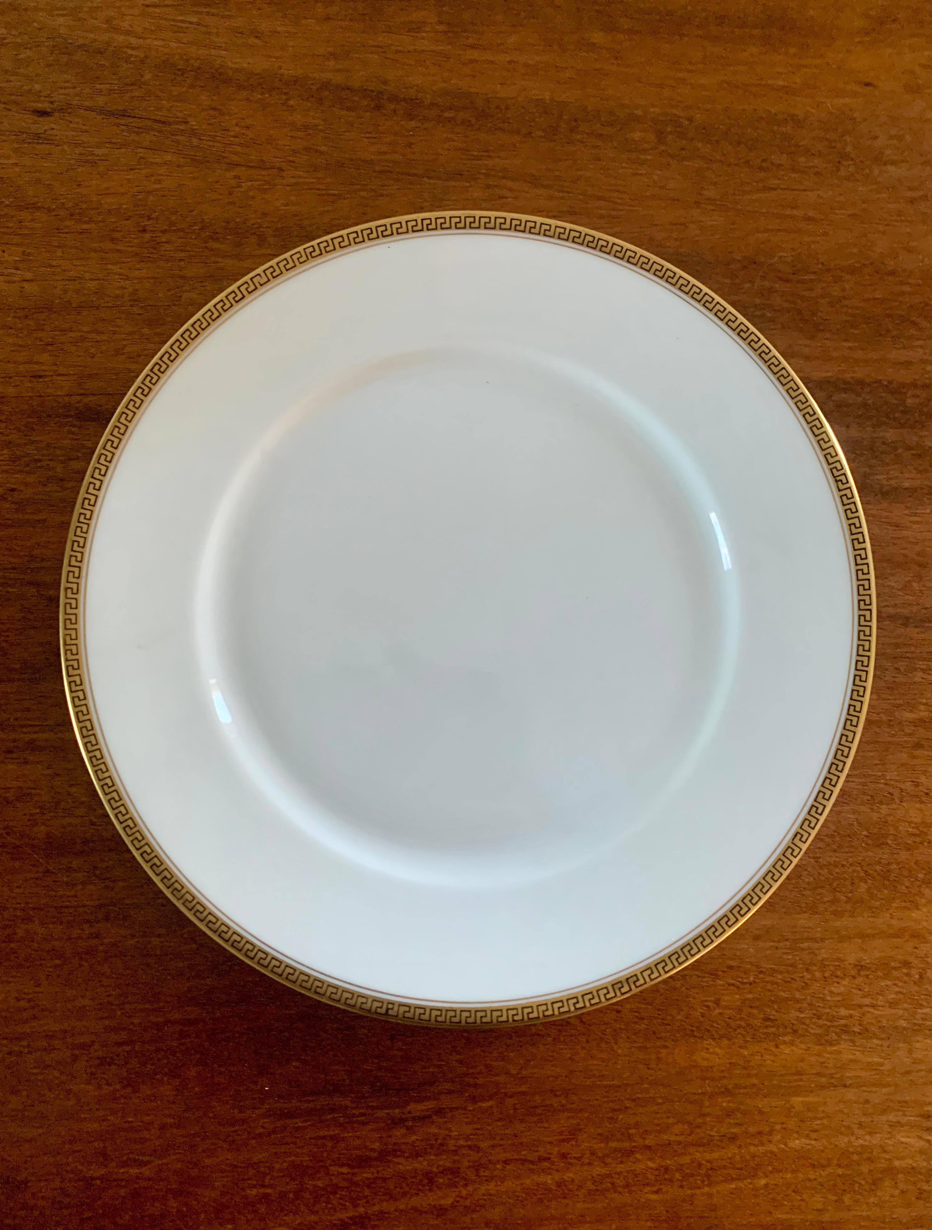 Un magnifique ensemble de dix assiettes à déjeuner à bord en forme de clé grecque.

Par KPM Porcelaine

Allemagne, Circa 1920s

Mesures : 8,88 