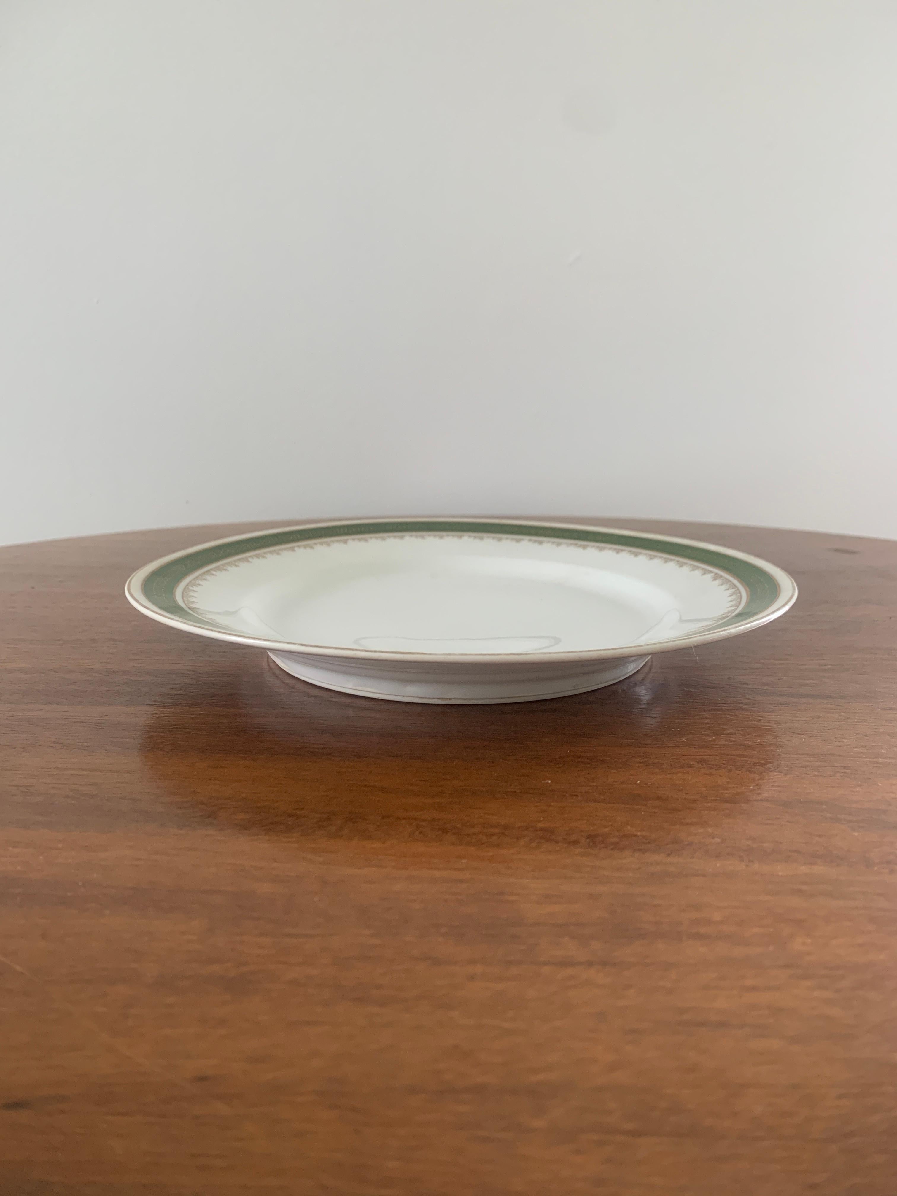 20ième siècle Anciennes assiettes à déjeuner et à salade bordées de clé grecque allemande par C. Tielsch Altwasser en vente