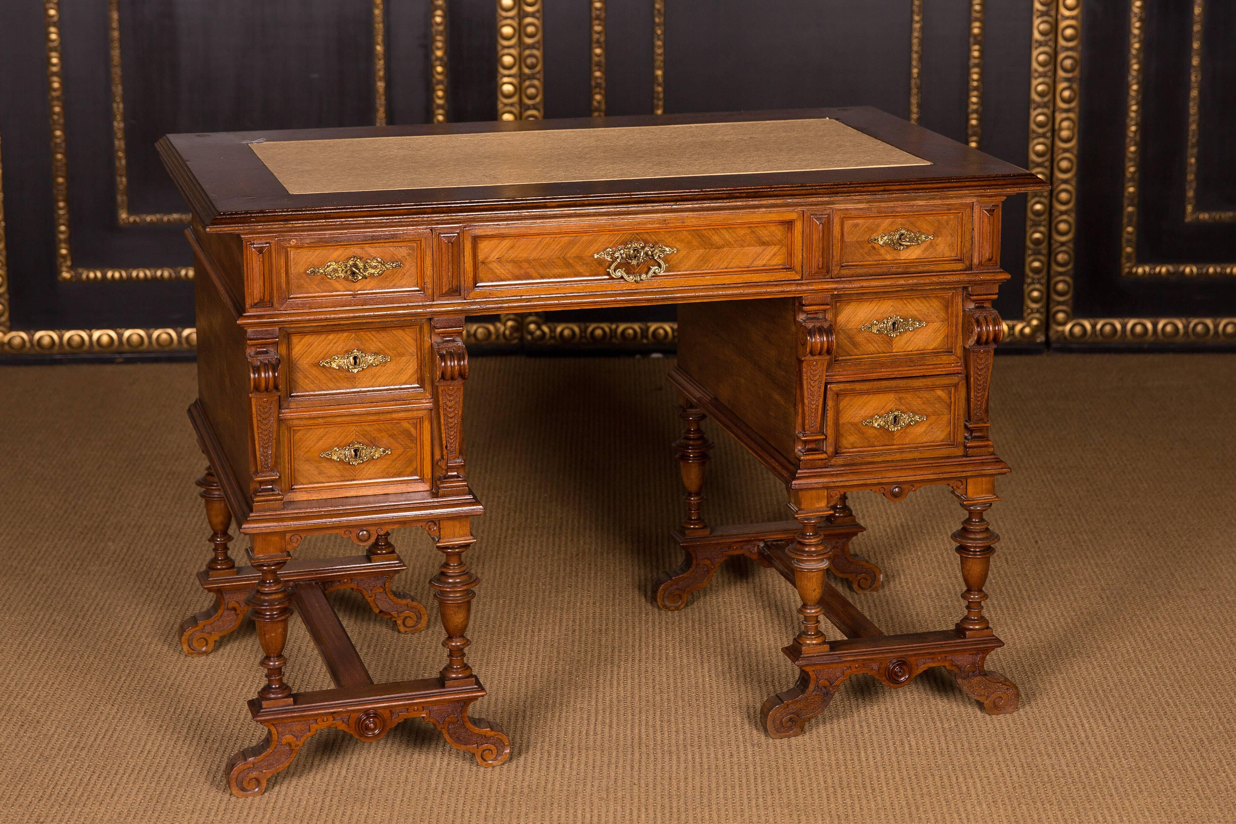 Walnut on conifers. High knee patch on the front side, connected by a bridge to strong, turned ballistic columns. Small tabletop, including three drawers. In the halves each two drawers.

Please take a look at the detailed pictures.

Originates