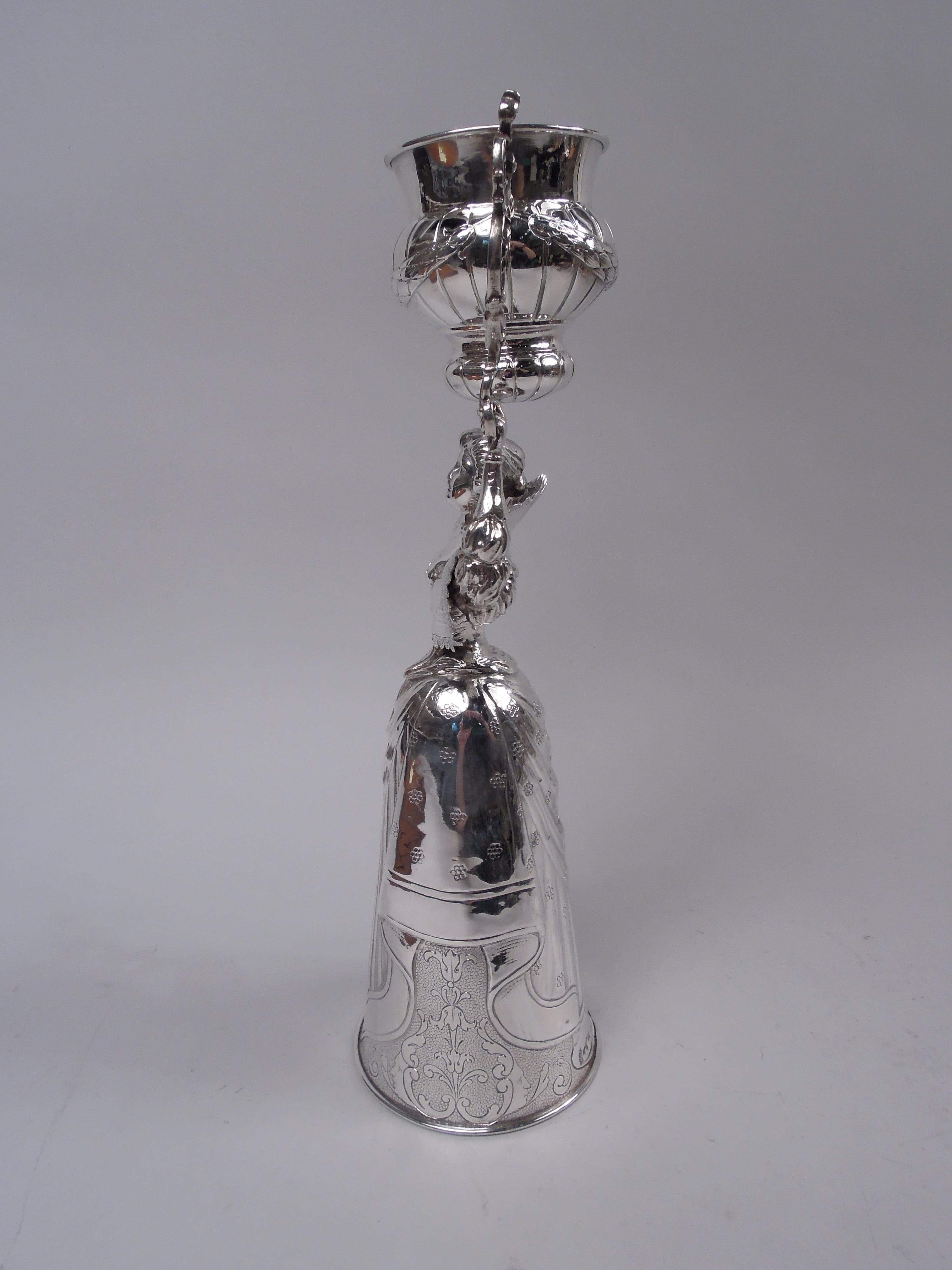 Deutscher Barock Silber figurale Hochzeit Tasse. Im Jahr 1900 von Berthold Muller nach England importiert. Eine Dame mit eng anliegendem Mieder und breitem, hochgezogenem Spitzenkragen hält eine verschnörkelte Konsole mit einer schwenkbaren,