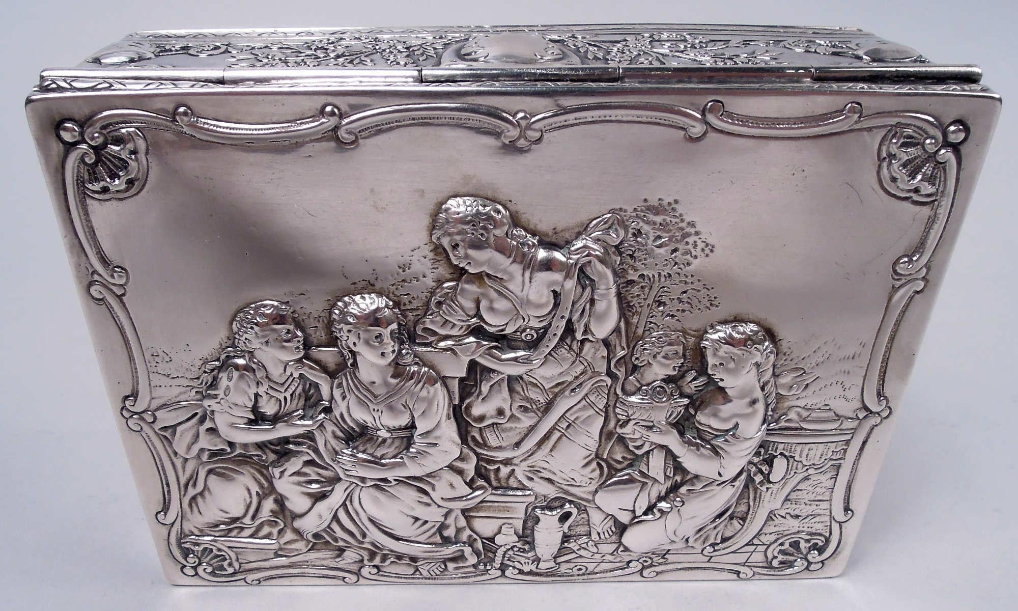 Boîte en argent 800 de style néoclassique allemand, vers 1910. Rectangulaire avec des côtés droits. Couvercle à charnière ; sur le dessus, des matrones et des jeunes filles en robes drapées accessoirisées de cruches et de bols. Sur les côtés, des