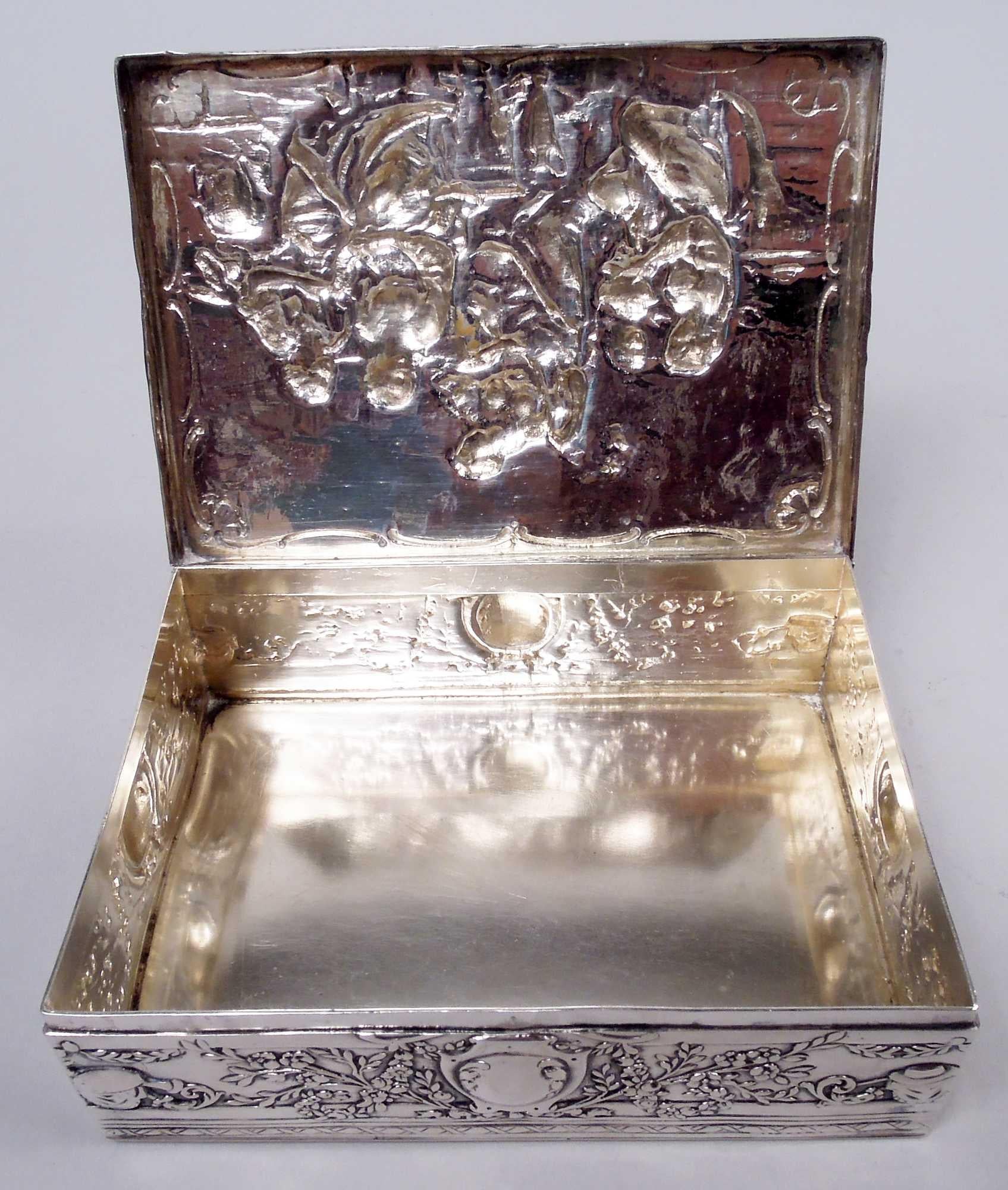 Ancienne boîte en argent néoclassique allemande de Hanau Bon état - En vente à New York, NY