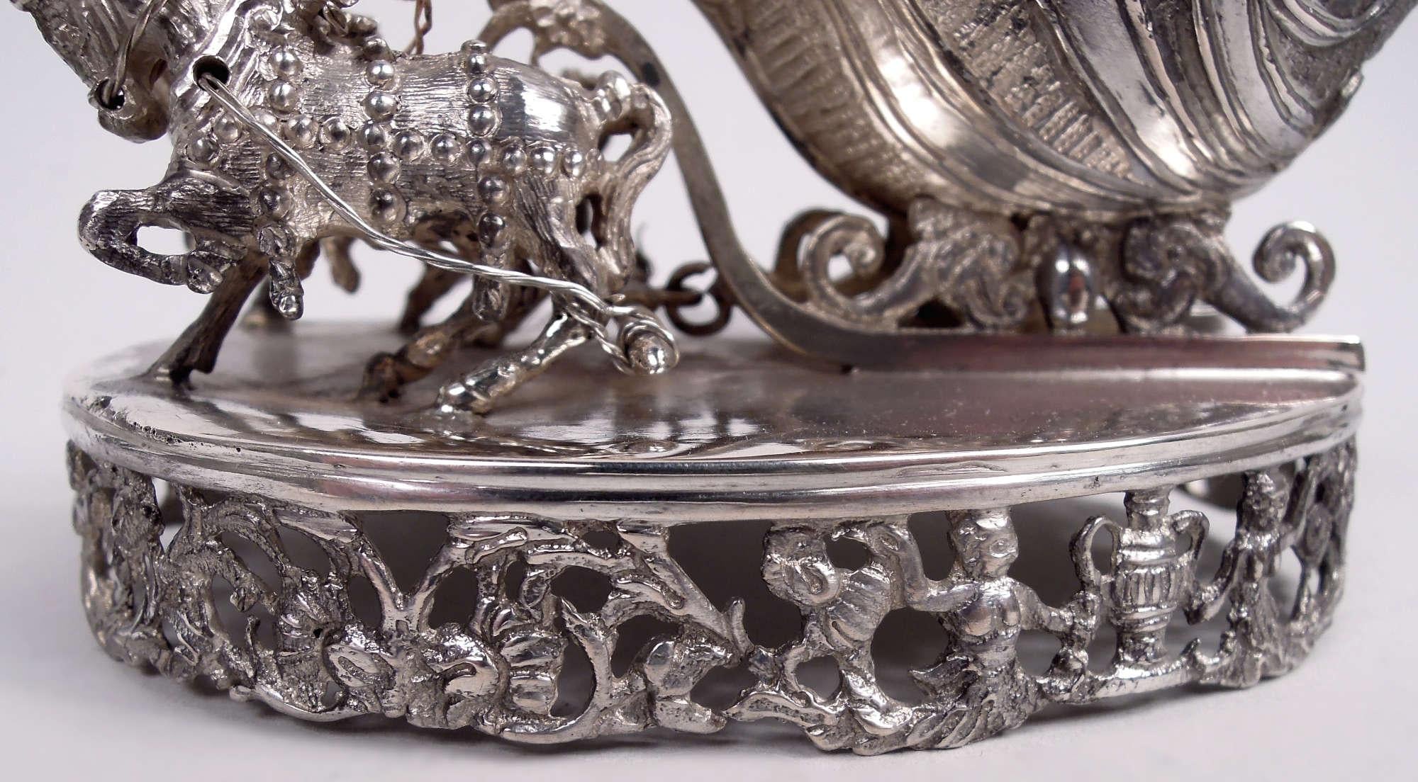 Argento Antico sale aperto tedesco Hanau rococò in argento con slitta trainata da cavalli in vendita