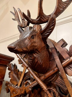 Ancienne horloge "coucou" allemande sculptée à la main en Black Forest, vers 1890.
