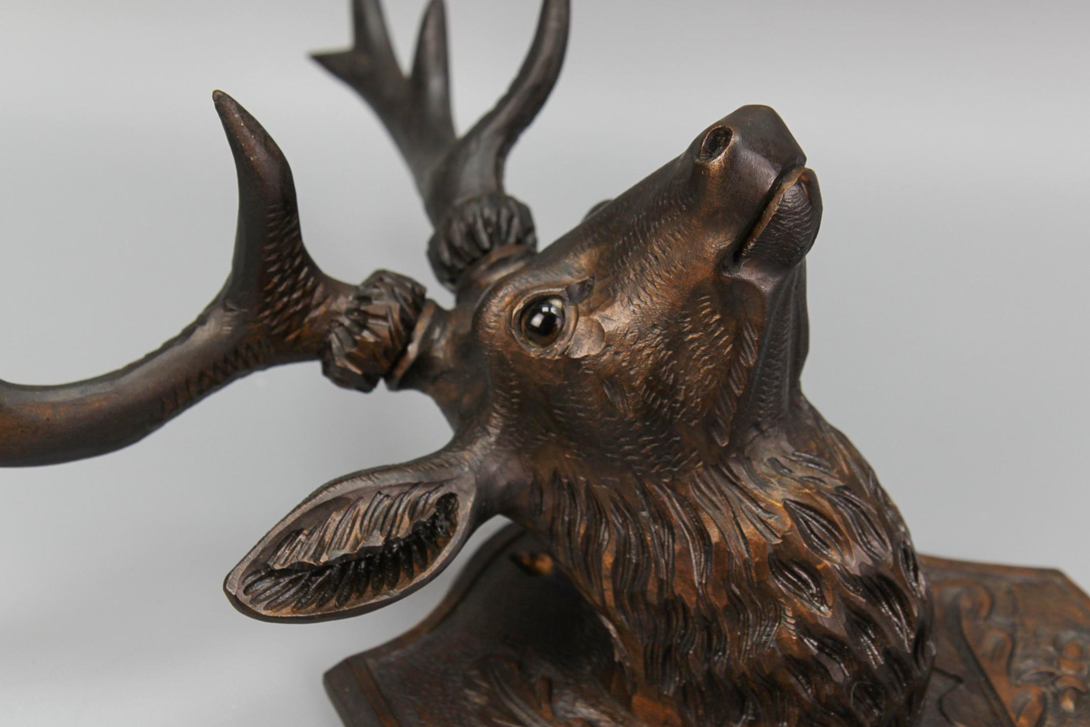 Antique German Hand Carved Wooden Deer Head with Glass Eyes, ca. 1920 In Good Condition For Sale In Barntrup, DE