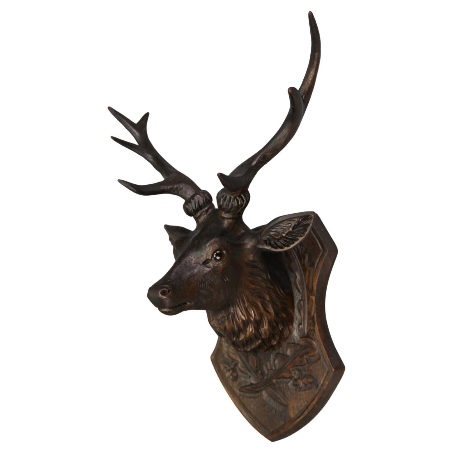 Antica testa di cervo tedesca intagliata a mano in legno con occhi di vetro, 1920 ca.