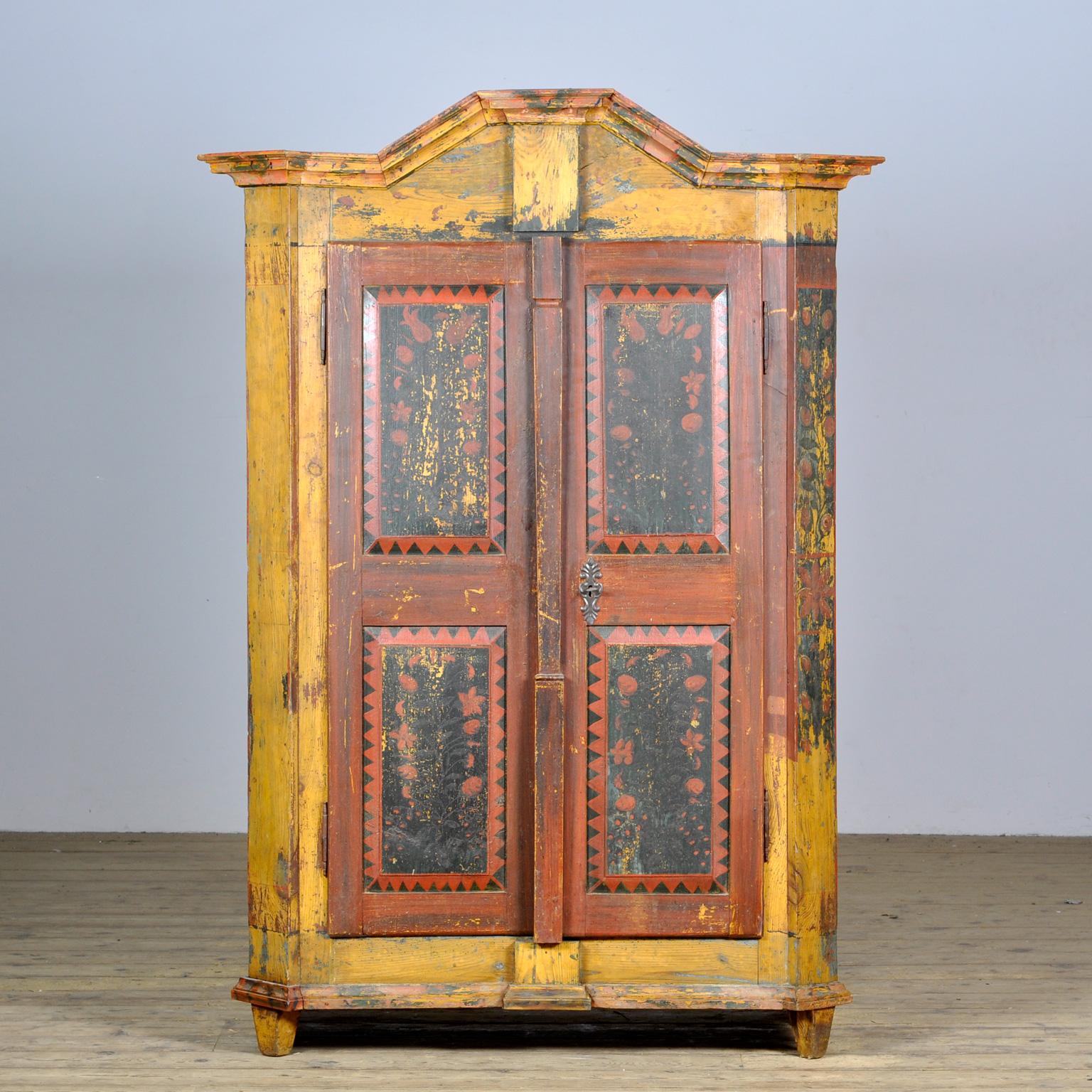 Ein schöner Schrank aus dem ländlichen Süddeutschland, aus der Zeit um 1850. Der Schrank wurde wahrscheinlich als Hochzeitsgeschenk überreicht. Dieser Schrank ist aus massivem Kiefernholz gefertigt und in leuchtenden Farben handbemalt. Die Farbe ist