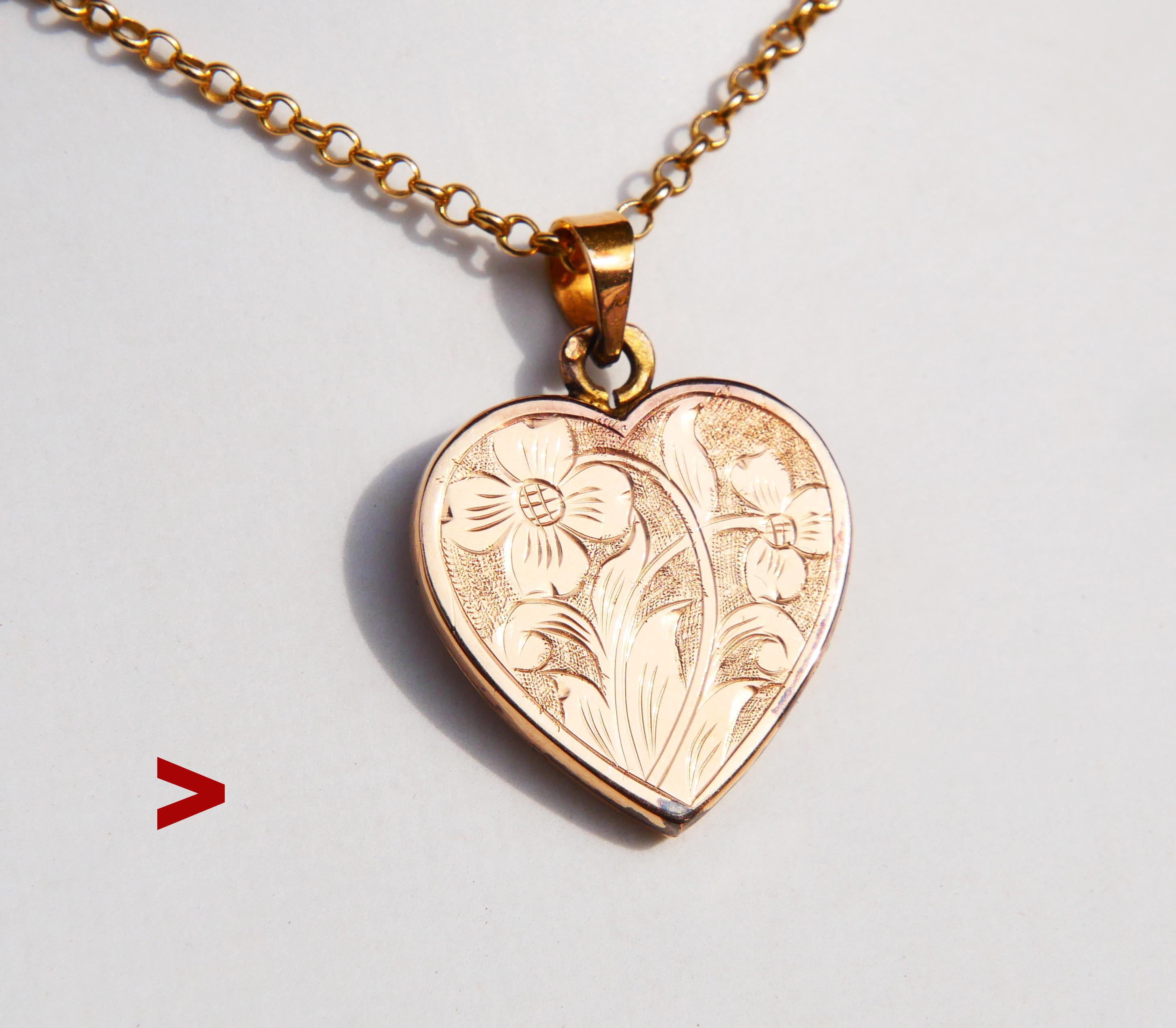 Medaglione a cuore tedesco del 1930 in oro massiccio 18 carati. Decorazioni floreali incise a mano sul lato anteriore. Due cornici interne rimovibili all'interno. Chiusura con un clic. 

Tutte le parti sono state testate in oro giallo 18 carati.