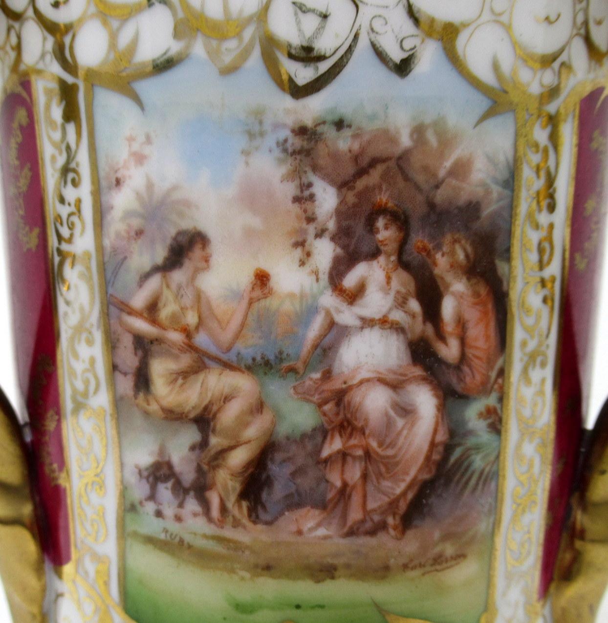 Porcelaine Ancienne urne allemande à trois poignées en forme de coupe Loving de Helena Wolfson, Dresde, 19ème siècle en vente